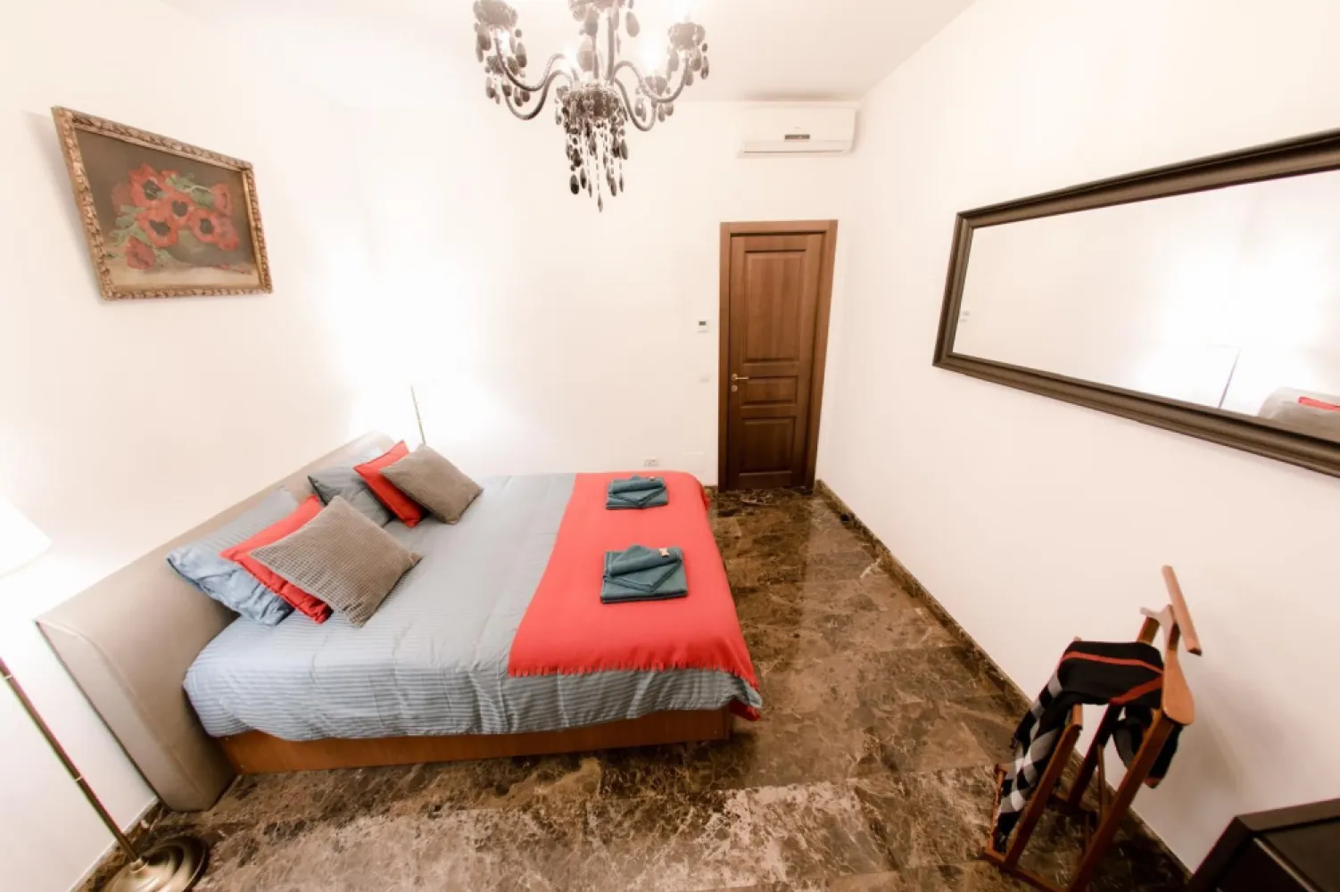 Universitate apartament 5 camere 220 mp de inchiriat - K Imobiare prezinta in zona Univertate bloc fara risc seismic stradal , apartament 5 camere , 3 balcoane , 3 gruouri sanitare , suprafata 220 mp , mobilat si utilat complet , centrala termica de apartament , incalzire in pardoseala.