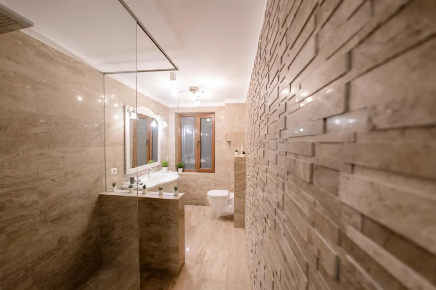 Universitate apartament 5 camere 220 mp de inchiriat - K Imobiare prezinta in zona Univertate bloc fara risc seismic stradal , apartament 5 camere , 3 balcoane , 3 gruouri sanitare , suprafata 220 mp , mobilat si utilat complet , centrala termica de apartament , incalzire in pardoseala.