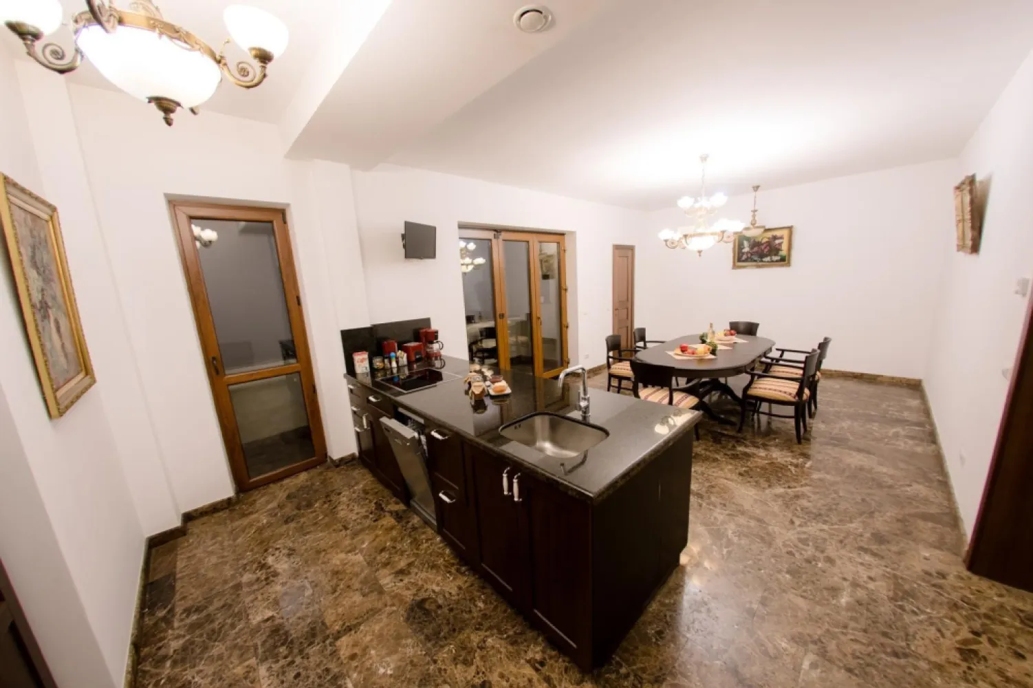 Universitate apartament 5 camere 220 mp de inchiriat - K Imobiare prezinta in zona Univertate bloc fara risc seismic stradal , apartament 5 camere , 3 balcoane , 3 gruouri sanitare , suprafata 220 mp , mobilat si utilat complet , centrala termica de apartament , incalzire in pardoseala.