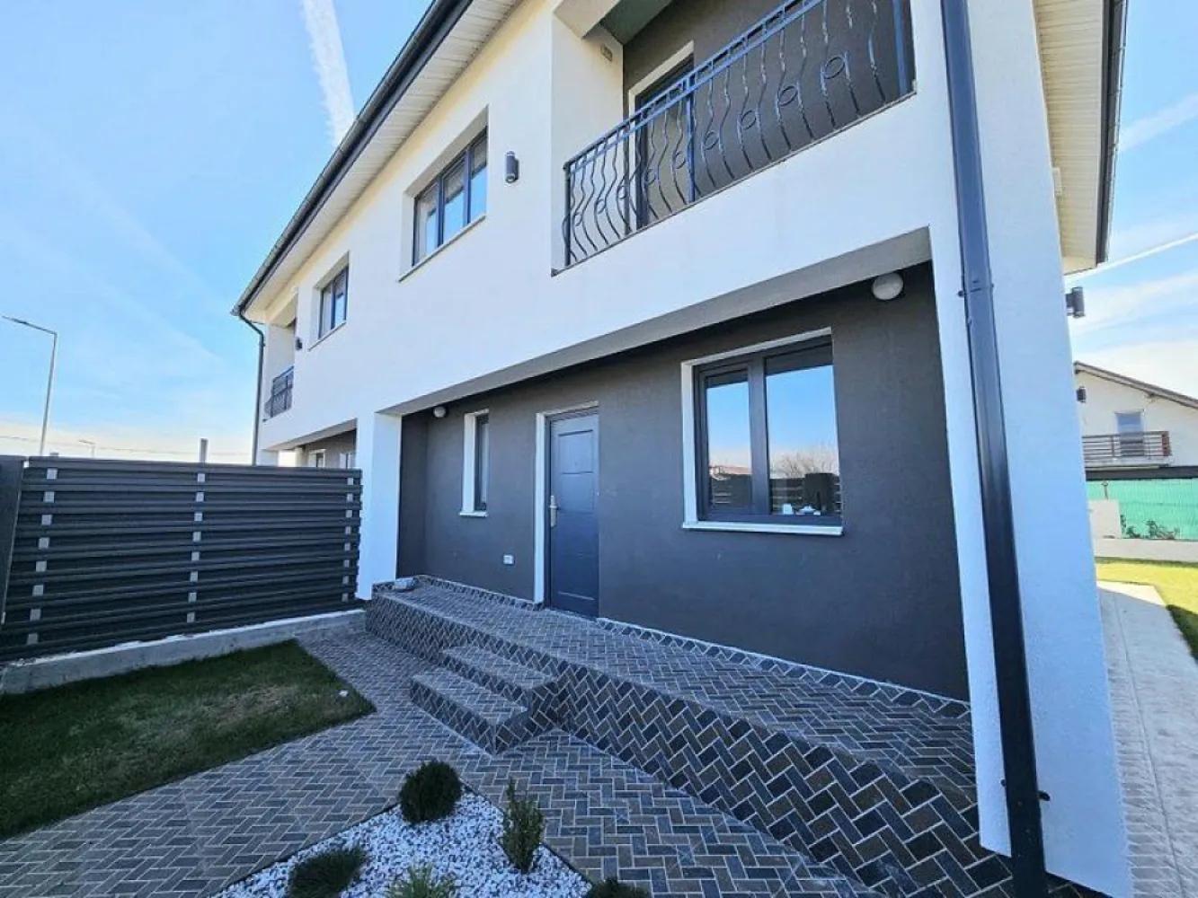 Glina de vanzare vila noua 4 camere particular - Particular vand zona Glina stadion , zona noua , vila cuplata P+1 , 4 camere decomandate , 2 bai , suprafata 130 mp , constructie 2023 , curte amenajata , toate utilitatile.