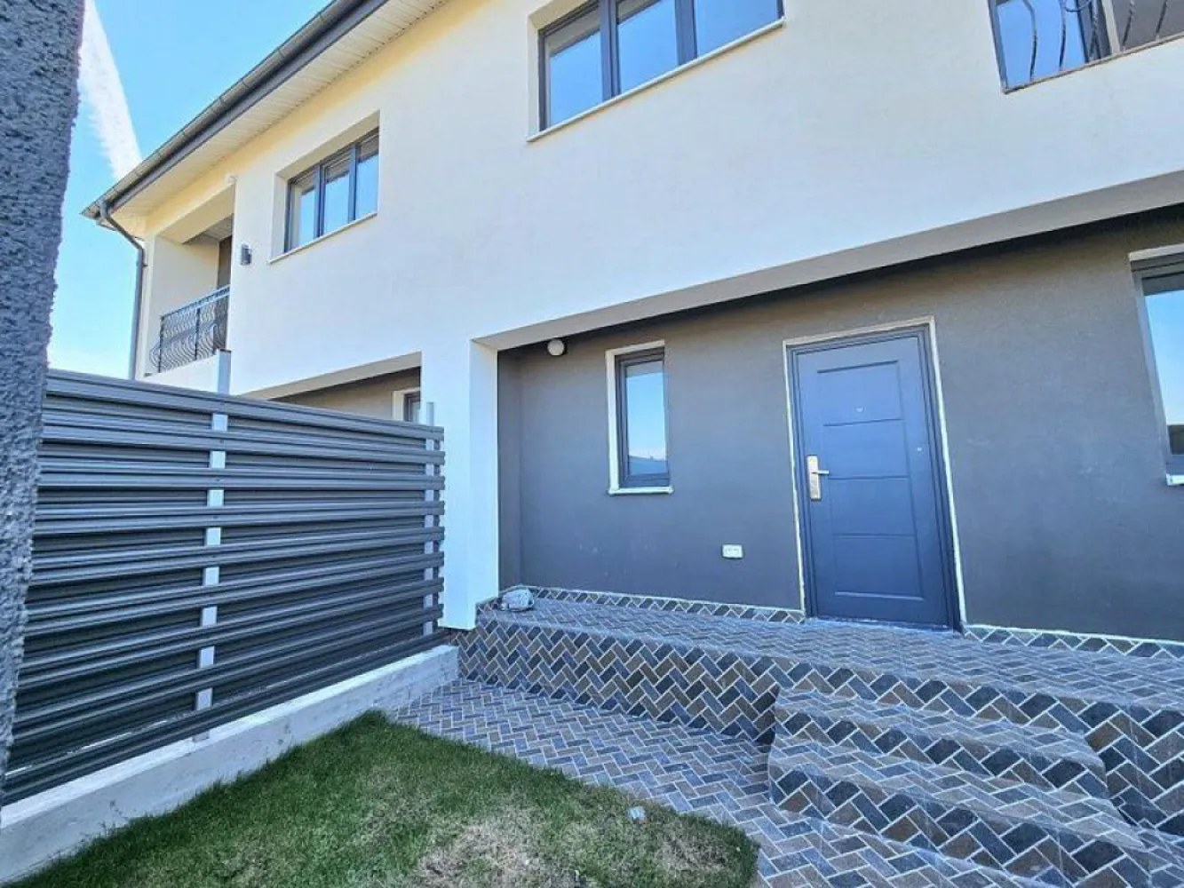 Glina de vanzare vila noua 4 camere particular - Particular vand zona Glina stadion , zona noua , vila cuplata P+1 , 4 camere decomandate , 2 bai , suprafata 130 mp , constructie 2023 , curte amenajata , toate utilitatile.