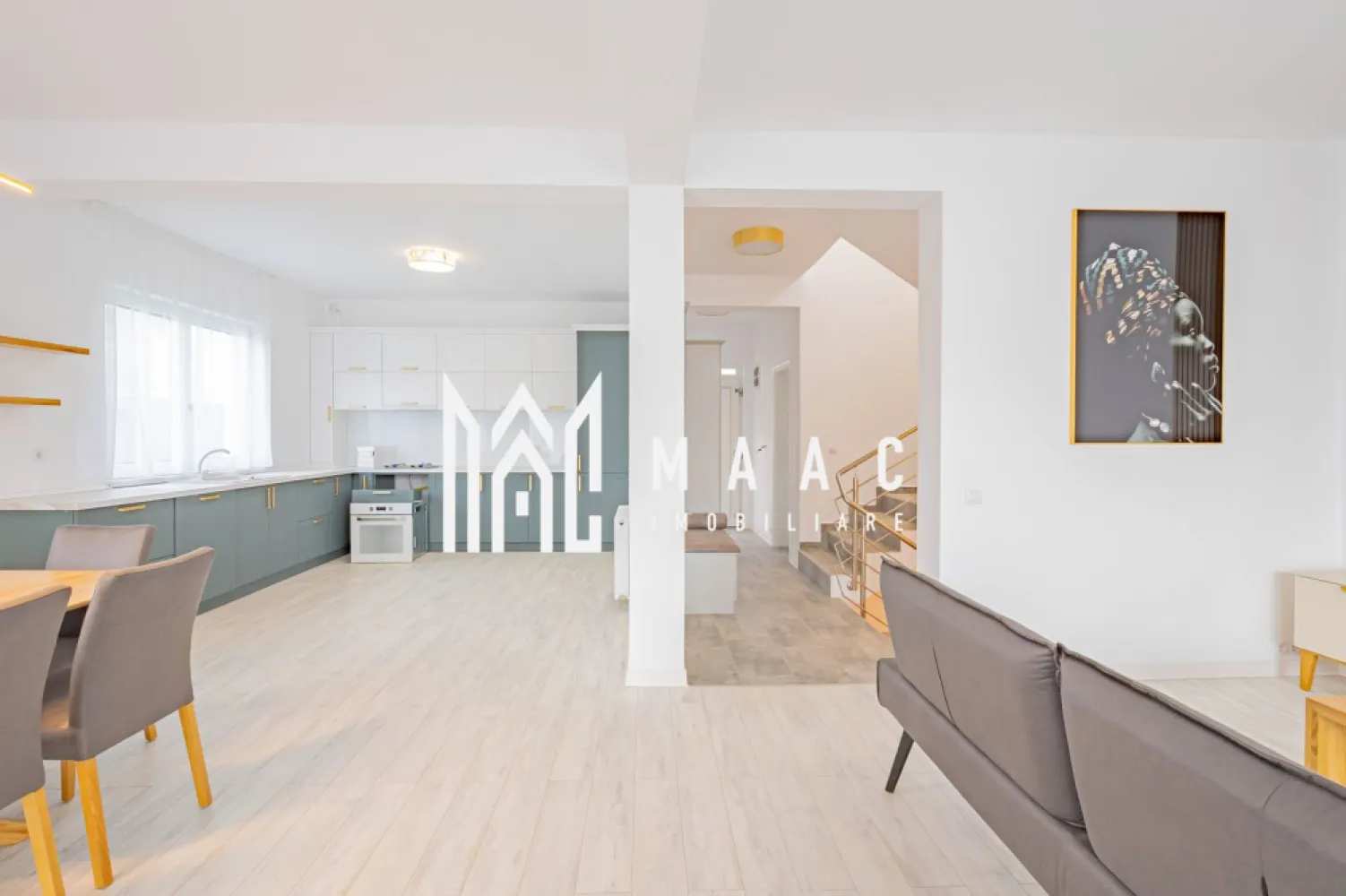 Casă în Cisnădioara I 550 mp Teren I 177 mp utili I Vedere catre Cetate - MAAC Imobiliare vă propune spre vânzare o casă individuală premium, situată într-un ansamblu rezidențial exclusivist din Cisnădioara, județul Sibiu, ideală pentru cei care caută liniște, natură și acces rapid către oraș. Ansamblul este format din 18 case individuale, concepute pentru un stil de viață modern, cu accent pe intimitate și calitate. Proprietatea are regim de înălțime D+P+E și se vinde complet mobilată și utilată, fiind gata pentru mutare imediată. Amplasare într-o zonă naturală deosebită, ideală pentru plimbări și activități în aer liber Acces rapid, aproximativ 20 de minute, către: Centrul municipiului Sibiu Aeroportul Internațional Sibiu Stațiunea montană Păltiniș Acces pe șosea modernă, într-un cadru natural spectaculos Priveliști către zona Cetății Cisnădioara Caracteristici proprietate Suprafață teren: 550 mp Suprafață utilă: 177 mp Suprafață construită desfășurată: 272 mp Terase și balcoane generoase Curte proprie, ideală pentru relaxare și activități în aer liber Compartimentare 3 dormitoare 3 băi Living spațios cu zonă de dining Bucătărie complet echipată Terase și balcoane pentru relaxare Spații de depozitare Preț și modalități de achiziție Preț: 310.000 euro + TVA Modalități de plată: Cash Credit bancar Rate direct la dezvoltator: Avans minim 50% + TVA Diferența achitată în maximum 10 ani O alegere excelentă pentru cei care își doresc o casă premium într-un ansamblu select, cu toate beneficiile naturii și acces rapid către Sibiu, la un preț mai accesibil în cadrul proiectului. Pentru detalii suplimentare, consultanță sau programarea unei vizionări, va rugăm să ne contactati specificand ID: CP2862757. }}