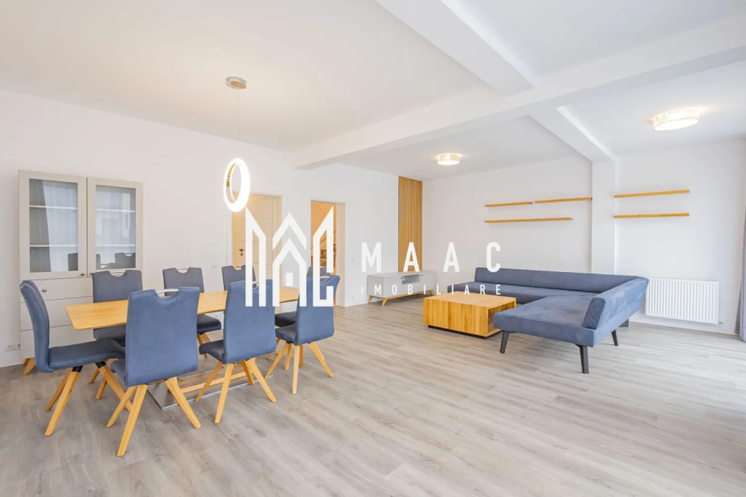 Casă în Cisnădioara I 550 mp Teren I 177 mp utili I Vedere catre Cetate - MAAC Imobiliare vă propune spre vânzare o casă individuală premium, situată într-un ansamblu rezidențial exclusivist din Cisnădioara, județul Sibiu, ideală pentru cei care caută liniște, natură și acces rapid către oraș. Ansamblul este format din 18 case individuale, concepute pentru un stil de viață modern, cu accent pe intimitate și calitate. Proprietatea are regim de înălțime D+P+E și se vinde complet mobilată și utilată, fiind gata pentru mutare imediată. Amplasare într-o zonă naturală deosebită, ideală pentru plimbări și activități în aer liber Acces rapid, aproximativ 20 de minute, către: Centrul municipiului Sibiu Aeroportul Internațional Sibiu Stațiunea montană Păltiniș Acces pe șosea modernă, într-un cadru natural spectaculos Priveliști către zona Cetății Cisnădioara Caracteristici proprietate Suprafață teren: 550 mp Suprafață utilă: 177 mp Suprafață construită desfășurată: 272 mp Terase și balcoane generoase Curte proprie, ideală pentru relaxare și activități în aer liber Compartimentare 3 dormitoare 3 băi Living spațios cu zonă de dining Bucătărie complet echipată Terase și balcoane pentru relaxare Spații de depozitare Preț și modalități de achiziție Preț: 310.000 euro + TVA Modalități de plată: Cash Credit bancar Rate direct la dezvoltator: Avans minim 50% + TVA Diferența achitată în maximum 10 ani O alegere excelentă pentru cei care își doresc o casă premium într-un ansamblu select, cu toate beneficiile naturii și acces rapid către Sibiu, la un preț mai accesibil în cadrul proiectului. Pentru detalii suplimentare, consultanță sau programarea unei vizionări, va rugăm să ne contactati specificand ID: CP2862757. }}