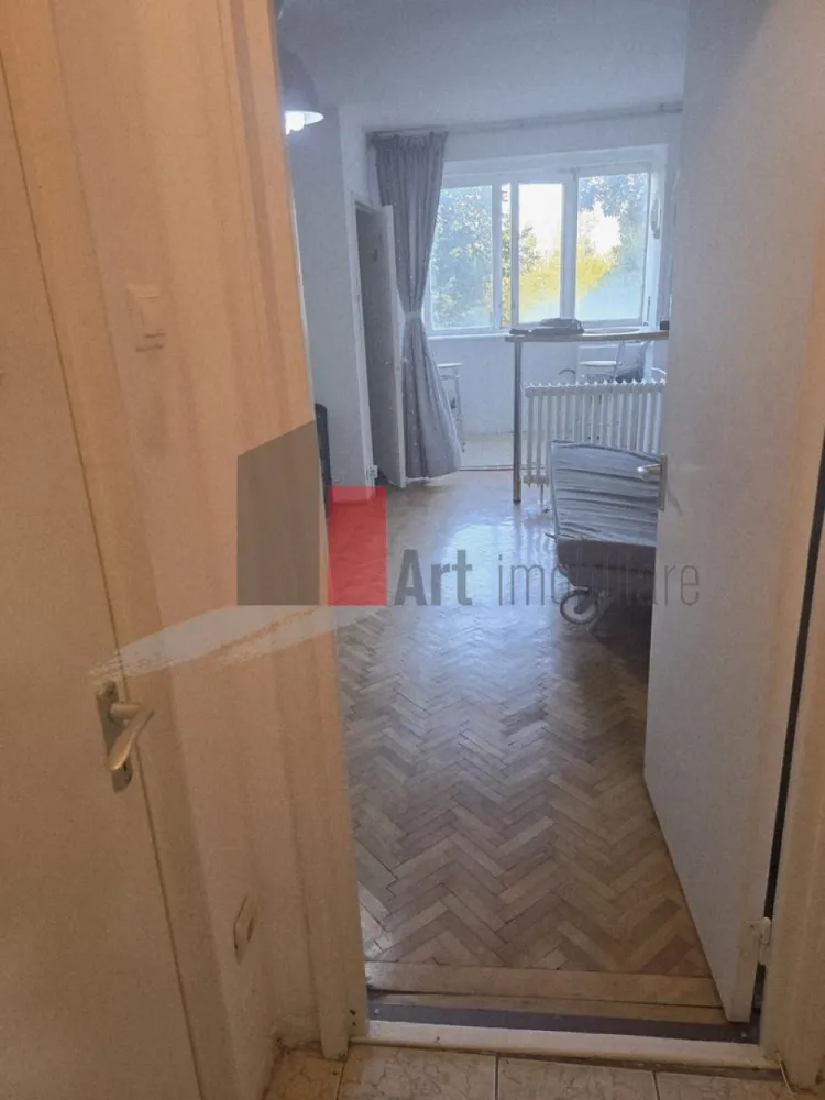 Garsoniera Costin Georgian - De închiriat garsonieră, zona Constantin Georgian
Se oferă spre închiriere o garsonieră modestă, confort 2, ideală pentru o persoană.
Detalii despre garsonieră:
Adresă: Strada C-tin Georgian, bl. cu 10 etaje, , etajul 3.
Dotări: Garsoniera este mobilată și utilată, incluzând mașină de spălat, aer condiționat, aragaz și frigider. Are gaz.
Stare: Nu dispune de îmbunătățiri, fiind ideală pentru cineva care caută o locuință simplă și funcțională, la un preț decent.
Detalii despre zonă:
Transport: Locația este excelentă pentru navetă. Stația de metrou Constantin Georgian este la doar 100 de metri, facilitând accesul rapid către orice zonă a orașului. De asemenea, în apropiere se găsesc stații pentru liniile de autobuz 253, 311, 102 și troleibuz 69, 90.
Parcuri și agrement: Pentru relaxare, Parcul Morarilor se află la o distanță scurtă de mers pe jos, oferind un spațiu verde unde te poți plimba sau alerga.
Alte facilități: În zonă ai acces rapid la magazine, farmacii și alte servicii.
Condiții de închiriere:
Chirie: 290 e in avans, garantie 290 e Comision agentie 50% din prima luna de chirie.
Se solicită: Maximă seriozitate din partea chiriașului.
Pentru mai multe informații și pentru a stabili o vizionare, vă rugăm ne contactati.