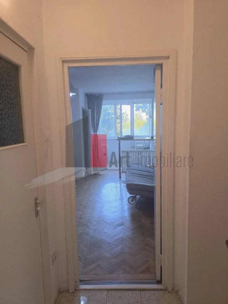 Garsoniera Costin Georgian - De închiriat garsonieră, zona Constantin Georgian
Se oferă spre închiriere o garsonieră modestă, confort 2, ideală pentru o persoană.
Detalii despre garsonieră:
Adresă: Strada C-tin Georgian, bl. cu 10 etaje, , etajul 3.
Dotări: Garsoniera este mobilată și utilată, incluzând mașină de spălat, aer condiționat, aragaz și frigider. Are gaz.
Stare: Nu dispune de îmbunătățiri, fiind ideală pentru cineva care caută o locuință simplă și funcțională, la un preț decent.
Detalii despre zonă:
Transport: Locația este excelentă pentru navetă. Stația de metrou Constantin Georgian este la doar 100 de metri, facilitând accesul rapid către orice zonă a orașului. De asemenea, în apropiere se găsesc stații pentru liniile de autobuz 253, 311, 102 și troleibuz 69, 90.
Parcuri și agrement: Pentru relaxare, Parcul Morarilor se află la o distanță scurtă de mers pe jos, oferind un spațiu verde unde te poți plimba sau alerga.
Alte facilități: În zonă ai acces rapid la magazine, farmacii și alte servicii.
Condiții de închiriere:
Chirie: 290 e in avans, garantie 290 e Comision agentie 50% din prima luna de chirie.
Se solicită: Maximă seriozitate din partea chiriașului.
Pentru mai multe informații și pentru a stabili o vizionare, vă rugăm ne contactati.