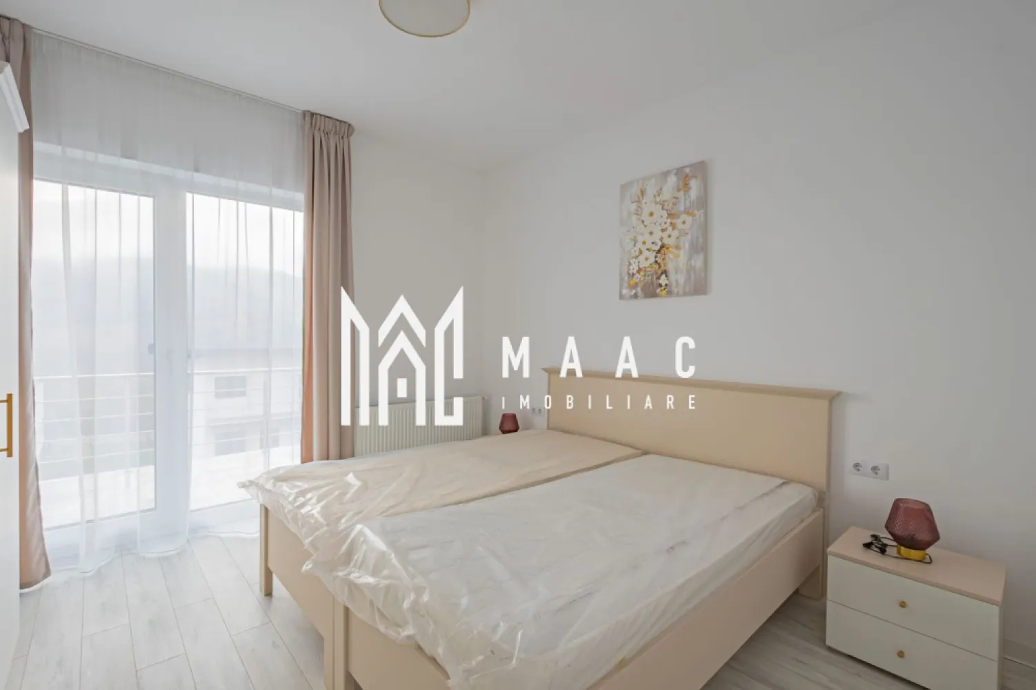 Casă în Cisnădioara I 550 mp Teren I 177 mp utili I Vedere catre Cetate - MAAC Imobiliare vă propune spre vânzare o casă individuală premium, situată într-un ansamblu rezidențial exclusivist din Cisnădioara, județul Sibiu, ideală pentru cei care caută liniște, natură și acces rapid către oraș. Ansamblul este format din 18 case individuale, concepute pentru un stil de viață modern, cu accent pe intimitate și calitate. Proprietatea are regim de înălțime D+P+E și se vinde complet mobilată și utilată, fiind gata pentru mutare imediată. Amplasare într-o zonă naturală deosebită, ideală pentru plimbări și activități în aer liber Acces rapid, aproximativ 20 de minute, către: Centrul municipiului Sibiu Aeroportul Internațional Sibiu Stațiunea montană Păltiniș Acces pe șosea modernă, într-un cadru natural spectaculos Priveliști către zona Cetății Cisnădioara Caracteristici proprietate Suprafață teren: 550 mp Suprafață utilă: 177 mp Suprafață construită desfășurată: 272 mp Terase și balcoane generoase Curte proprie, ideală pentru relaxare și activități în aer liber Compartimentare 3 dormitoare 3 băi Living spațios cu zonă de dining Bucătărie complet echipată Terase și balcoane pentru relaxare Spații de depozitare Preț și modalități de achiziție Preț: 310.000 euro + TVA Modalități de plată: Cash Credit bancar Rate direct la dezvoltator: Avans minim 50% + TVA Diferența achitată în maximum 10 ani O alegere excelentă pentru cei care își doresc o casă premium într-un ansamblu select, cu toate beneficiile naturii și acces rapid către Sibiu, la un preț mai accesibil în cadrul proiectului. Pentru detalii suplimentare, consultanță sau programarea unei vizionări, va rugăm să ne contactati specificand ID: CP2862757. }}