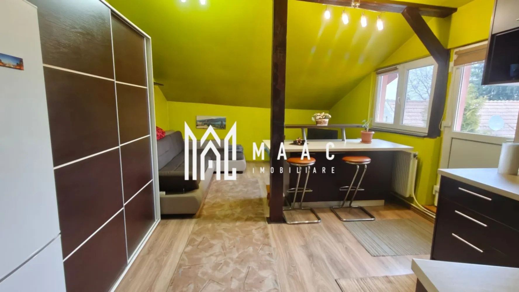 Apartament 3 camere la casa I Curte I 55 MPU I Selimbar - MAAC Imobiliare vă propune spre închiriere un apartament cu 3 camere situat în Selimbar într-o zonă liniștită. 

Apartamentul dispune de o suprafață utilă de 55 mp și este compartimentat eficient, oferind un spațiu confortabil și primitor, ideal pentru un stil de viață modern.

Locuința este compusă dintr-un dormitor luminos, bucătărie complet mobilată și utilată, baie și zonă de birou, perfectă pentru lucru de acasă sau studiu. Apartamentul beneficiază de centrală proprie, mașină de spălat și toate facilitățile necesare pentru confortul de zi cu zi.

Imobilul este situat într-o zonă liniștită și apreciată, cu acces facil către punctele de interes din împrejurimi. Zona oferă un ambient plăcut, ideal pentru relaxare, fiind potrivită atât pentru cupluri, cât și pentru persoane care își doresc confort și intimitate.

Pentru mai multe detalii și programarea unei vizionări, precizați telefonic că ați văzut anunțul cu CP3094483