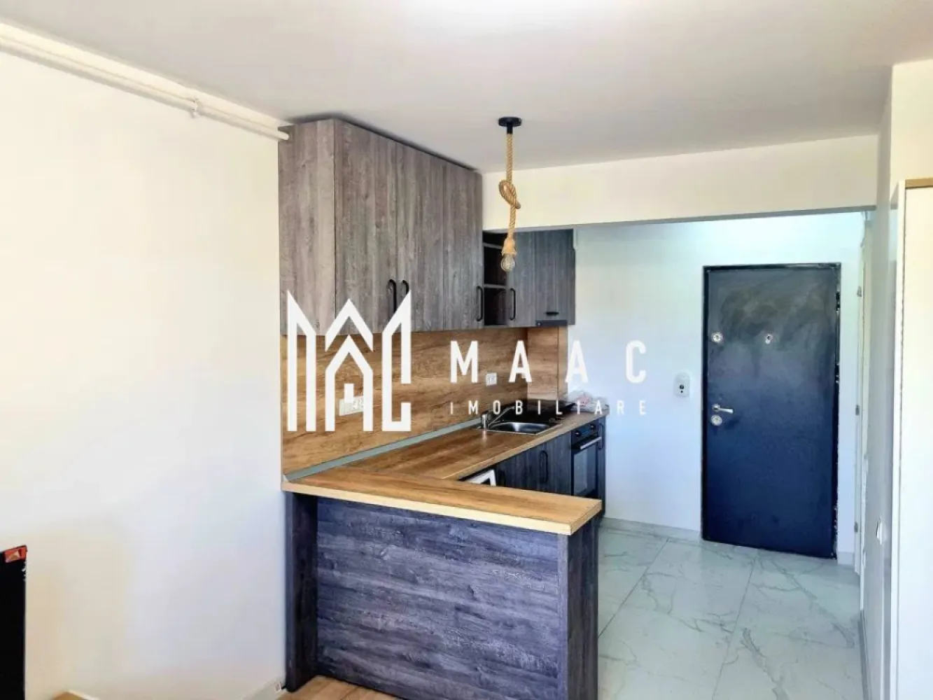 Garsonieră | 21 MPU | Lazaret - MAAC Imobiliare vă propune spre închiriere o garsonieră modernă și primitoare, situată la parterul unui bloc nou, izolat termic, prevăzut cu lift – alegerea ideală pentru cei care își doresc confort, liniște și un spațiu gata de mutare.

Locuința este compartimentată eficient și cuprinde:

cameră spațioasă și luminoasă
hol
bucătărie separată
baie

Garsoniera se închiriază complet mobilată și utilată cu mobilier nou și electrocasnice noi:

frigider
mașină de spălat
TV
hotă
cuptor și plită electrică

Confortul termic este asigurat de centrala proprie Bosch, iar blocul nou și bine izolat oferă un ambient plăcut în orice sezon.

Ideală pentru o persoană sau un cuplu care caută un cămin modern, curat și pregătit pentru mutare imediată.

Pentru informații suplimentare, menționează codul ID: CP3081689