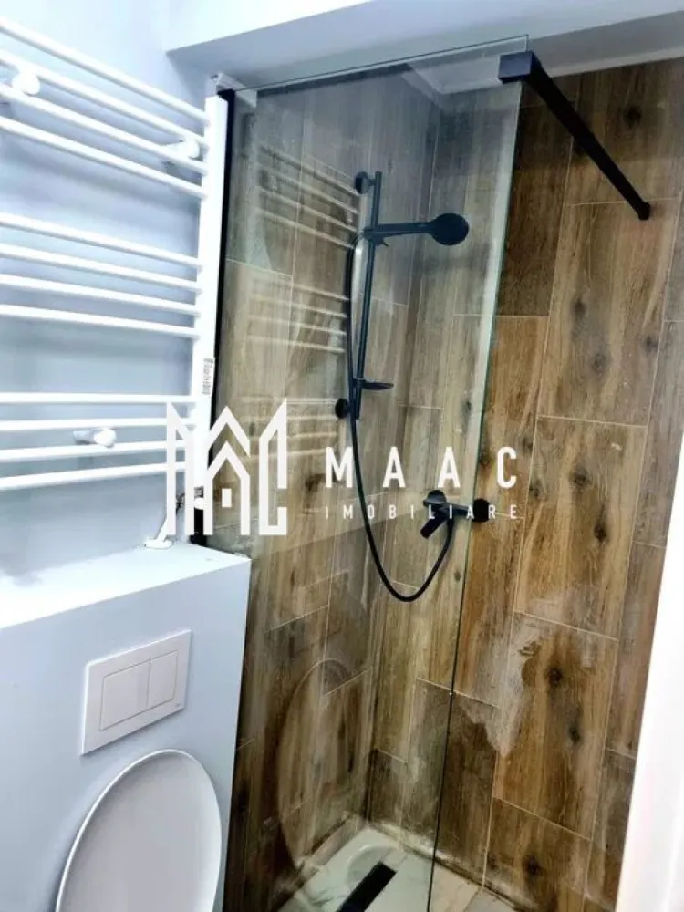 Garsonieră | 21 MPU | Lazaret - MAAC Imobiliare vă propune spre închiriere o garsonieră modernă și primitoare, situată la parterul unui bloc nou, izolat termic, prevăzut cu lift – alegerea ideală pentru cei care își doresc confort, liniște și un spațiu gata de mutare.

Locuința este compartimentată eficient și cuprinde:

cameră spațioasă și luminoasă
hol
bucătărie separată
baie

Garsoniera se închiriază complet mobilată și utilată cu mobilier nou și electrocasnice noi:

frigider
mașină de spălat
TV
hotă
cuptor și plită electrică

Confortul termic este asigurat de centrala proprie Bosch, iar blocul nou și bine izolat oferă un ambient plăcut în orice sezon.

Ideală pentru o persoană sau un cuplu care caută un cămin modern, curat și pregătit pentru mutare imediată.

Pentru informații suplimentare, menționează codul ID: CP3081689