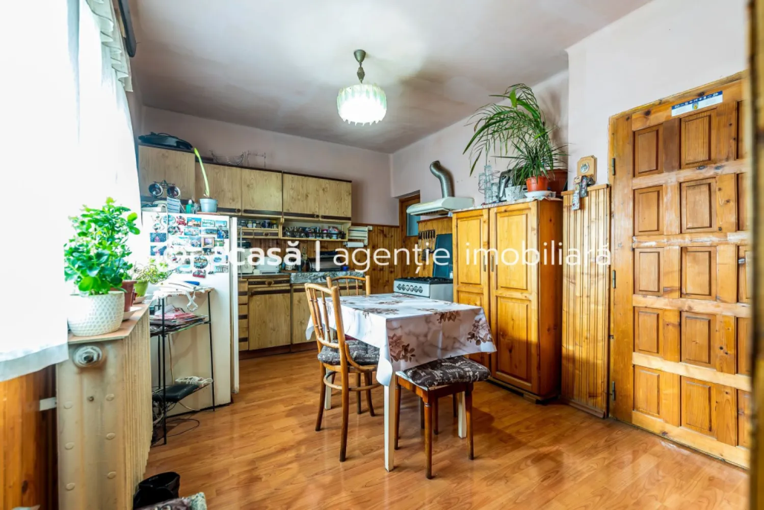 Casa 4 camere - Teren 539 mp - cartier Bujac - COMISION 0 - Vă propunem spre vânzare o casă solidă, cu 4 camere, situată în cartierul Bujac, pe strada București – una dintre cele mai căutate zone ale cartierului, datorită accesului rapid către magazine alimentare, Liceul Sportiv, stadionul din Bujac (Trei Colegi) și stația de autobuz.

Imobilul este construit în mare parte din cărămidă, pe fundație din beton, având regim de înălțime D + P + 1E + pod. Casa beneficiază de centuri de beton, placă de beton peste parter, iar acoperișul a fost recent schimbat, fiind realizat din tablă.

Proprietatea dispune de toate utilitățile, inclusiv gaz, încălzirea realizându-se cu centrală termică proprie.
Compartimentarea este practică și funcțională:
- 4 camere
- bucătărie cu cămară
- baie (există spațiu pentru încă o baie de serviciu)

Terenul are o suprafață de 539 mp, cu acces auto în curte. Pe proprietate se află mai multe anexe, care pot fi demolate, oferind posibilitatea amenajării unei grădini generoase sau a unui spațiu de relaxare.

Casa necesită renovare, fiind ideală pentru cei care doresc să o personalizeze după propriul plac.

📞 Pentru mai multe detalii și pentru programarea unei vizionări:
0755 274 519 – Daniel Hord - Consultant imobiliar

Nu dispui de toată suma? Te ajutăm noi gratuit! Îți obținem oferte de la 16 bănci
Ai o proprietate de vânzare în Arad și vrei să știi cât valorează cu adevărat?
Sună-mă pentru o evaluare GRATUITĂ!

Birou: ACASĂ | Agenție imobiliară Arad
Adresă: Bulevardul Decebal 2, Arad 310133