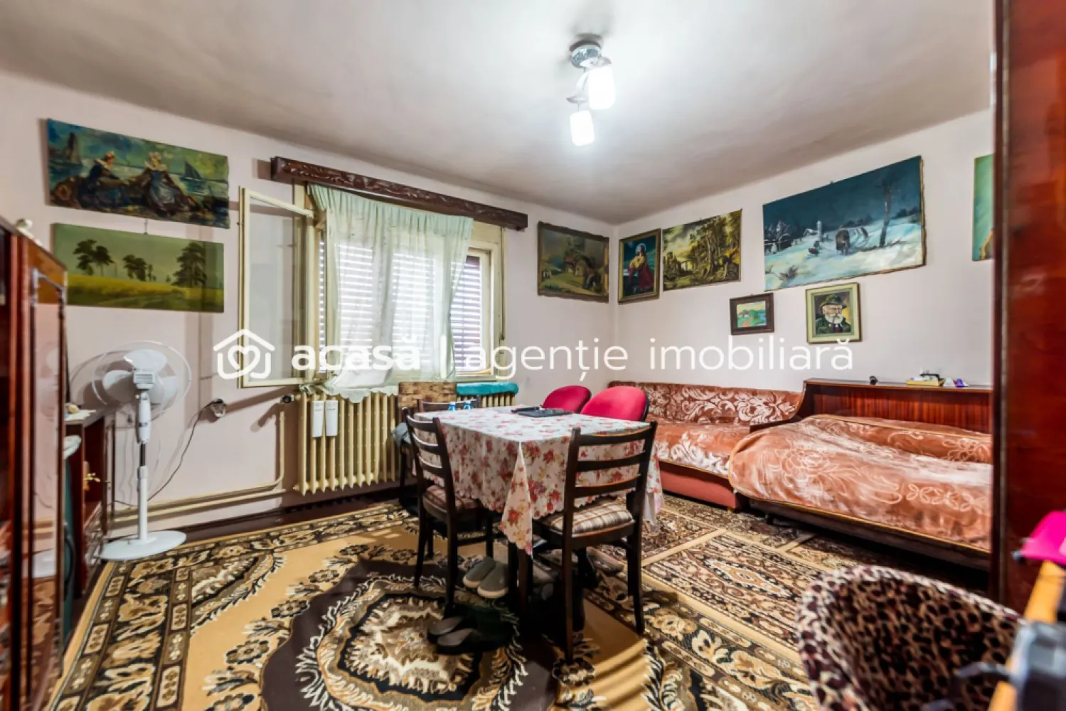 Casa 4 camere - Teren 539 mp - cartier Bujac - COMISION 0 - Vă propunem spre vânzare o casă solidă, cu 4 camere, situată în cartierul Bujac, pe strada București – una dintre cele mai căutate zone ale cartierului, datorită accesului rapid către magazine alimentare, Liceul Sportiv, stadionul din Bujac (Trei Colegi) și stația de autobuz.

Imobilul este construit în mare parte din cărămidă, pe fundație din beton, având regim de înălțime D + P + 1E + pod. Casa beneficiază de centuri de beton, placă de beton peste parter, iar acoperișul a fost recent schimbat, fiind realizat din tablă.

Proprietatea dispune de toate utilitățile, inclusiv gaz, încălzirea realizându-se cu centrală termică proprie.
Compartimentarea este practică și funcțională:
- 4 camere
- bucătărie cu cămară
- baie (există spațiu pentru încă o baie de serviciu)

Terenul are o suprafață de 539 mp, cu acces auto în curte. Pe proprietate se află mai multe anexe, care pot fi demolate, oferind posibilitatea amenajării unei grădini generoase sau a unui spațiu de relaxare.

Casa necesită renovare, fiind ideală pentru cei care doresc să o personalizeze după propriul plac.

📞 Pentru mai multe detalii și pentru programarea unei vizionări:
0755 274 519 – Daniel Hord - Consultant imobiliar

Nu dispui de toată suma? Te ajutăm noi gratuit! Îți obținem oferte de la 16 bănci
Ai o proprietate de vânzare în Arad și vrei să știi cât valorează cu adevărat?
Sună-mă pentru o evaluare GRATUITĂ!

Birou: ACASĂ | Agenție imobiliară Arad
Adresă: Bulevardul Decebal 2, Arad 310133