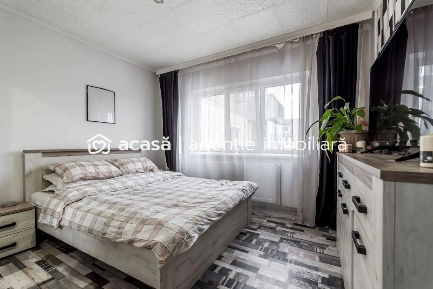 Apartament 3 camere Malul Muresului Alfa - COMISION 0 - De vânzare apartament cu 3 camere decomandat, situat într-o zonă foarte căutată a orașului Arad – Malul Mureșului, cartier Alfa, ideal pentru o familie cu copil, datorită zonei, având spații verzi si malul la ieșirea din bloc.
Imobilul este amplasat la etajul 3 din 4 și are o suprafață construită de 87 mp, conform CF.

Apartamentul este total decomandat și este alcătuit din:
- sufragerie
- 2 dormitoare
- bucătărie + balcon
- Baie + WC serviciu
- hol spațios cu zonă de dressing

Dotări și avantaje:
- centrală termică pe gaz
- aparat de aer condiționat
- geamuri termopan
- loc de parcare
- se vinde în mare parte mobilat și utilat, gata de mutare

Zona oferă acces rapid la Malul Mureșului, spații verzi, magazine și mijloace de transport.
📞 Pentru mai multe detalii, dar și pentru a programa o vizionare, sunați la: 0755 274 519 – Daniel Hord - Consultant imobiliar

Nu dispui de toată suma? Te ajutăm noi gratuit! Îți obținem oferte de la 16 bănci
Ai o proprietate de vânzare în Arad și vrei să știi cât valorează cu adevărat?
Sună-mă pentru o evaluare GRATUITĂ!

Birou: ACASĂ | Agenție imobiliară Arad
Adresă: Bulevardul Decebal 2, Arad 310133