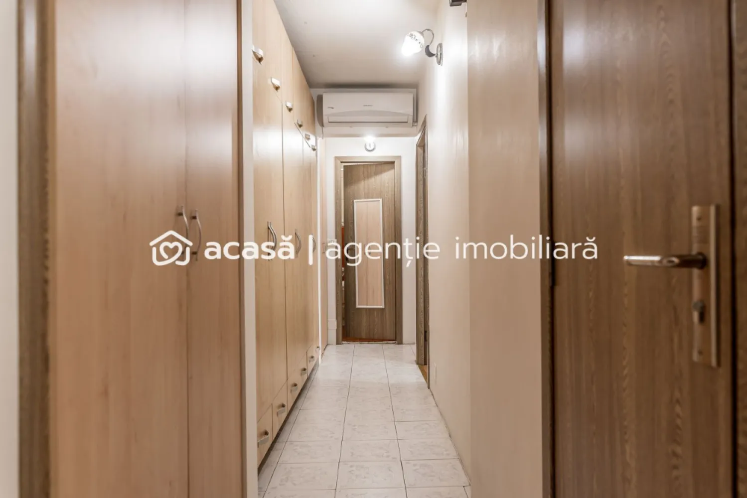 Apartament 3 camere Malul Muresului Alfa - COMISION 0 - De vânzare apartament cu 3 camere decomandat, situat într-o zonă foarte căutată a orașului Arad – Malul Mureșului, cartier Alfa, ideal pentru o familie cu copil, datorită zonei, având spații verzi si malul la ieșirea din bloc.
Imobilul este amplasat la etajul 3 din 4 și are o suprafață construită de 87 mp, conform CF.

Apartamentul este total decomandat și este alcătuit din:
- sufragerie
- 2 dormitoare
- bucătărie + balcon
- Baie + WC serviciu
- hol spațios cu zonă de dressing

Dotări și avantaje:
- centrală termică pe gaz
- aparat de aer condiționat
- geamuri termopan
- loc de parcare
- se vinde în mare parte mobilat și utilat, gata de mutare

Zona oferă acces rapid la Malul Mureșului, spații verzi, magazine și mijloace de transport.
📞 Pentru mai multe detalii, dar și pentru a programa o vizionare, sunați la: 0755 274 519 – Daniel Hord - Consultant imobiliar

Nu dispui de toată suma? Te ajutăm noi gratuit! Îți obținem oferte de la 16 bănci
Ai o proprietate de vânzare în Arad și vrei să știi cât valorează cu adevărat?
Sună-mă pentru o evaluare GRATUITĂ!

Birou: ACASĂ | Agenție imobiliară Arad
Adresă: Bulevardul Decebal 2, Arad 310133