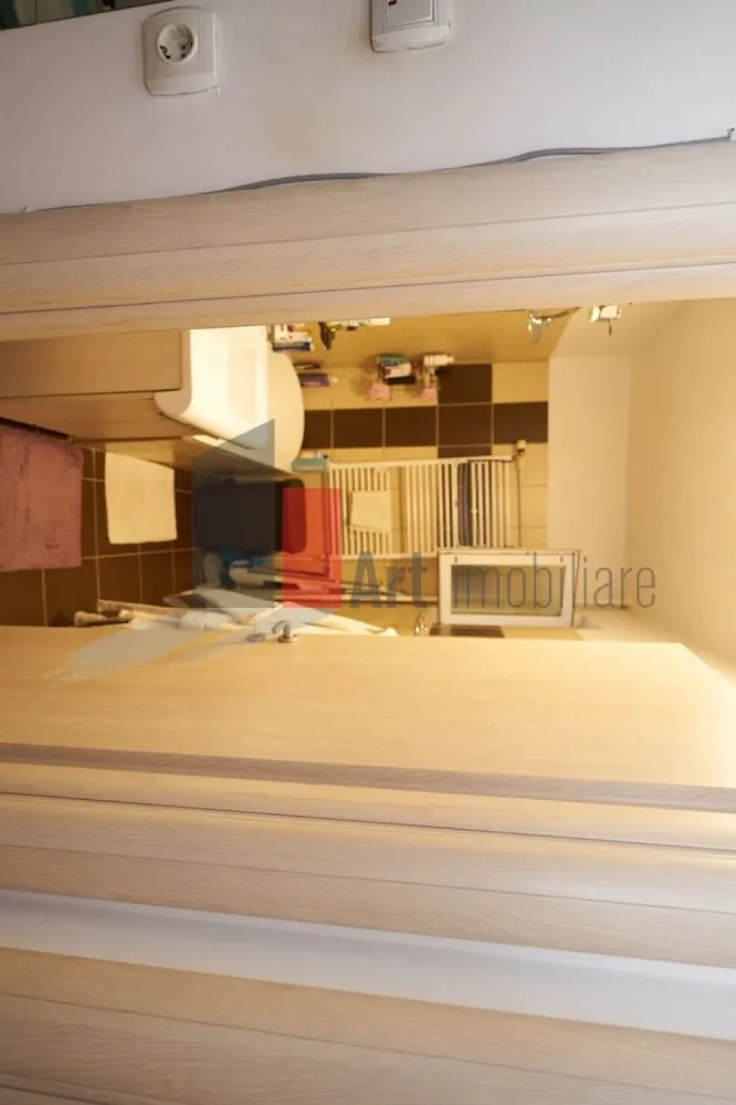 Vânzare apartament 2 camere - metrou Dristor- IOR - Vă propun spre achiziție un apartament semidecomandat de 2 camere, luminos, situat la etajul 3/10.

Complet renovat, are instalațiile electrice și sanitare schimbate. Baia are geam, pentru aerisire proprie. Suprafața utilă totală este de 51,34 mp, care include și suprafața balconului, 3,77 mp. Ușile, parchetul au fost schimbate, iar balconul a fost închis.

Apartamentul se vinde mobilat și utilat.
Imobilul este izolat termic și nu este inclus în nici o clasă de risc sau de urgență.
Este situat la 10-15 minute de mers pe jos de stația de metrou Dristor, respectiv la 5 minute de Park Lake și Parcul Cuza.
Mijloacele de transport în comun sunt la mică distanță: 311, 330, 69, 79, N104, 640; 23, 27.

În apropiere sunt Școala 86, Grădinița 67, Parcul IOR, Mallul Park Lake. Imobilul beneficiază de spații verzi și locuri de joacă pentru copii.

Apartamentul este pretabil atât ca locuință, cât și ca investiție, putând fi închiriat imediat.

Pentru mai multe detalii și programarea unei vizionări, vă stau cu drag la dispoziție!