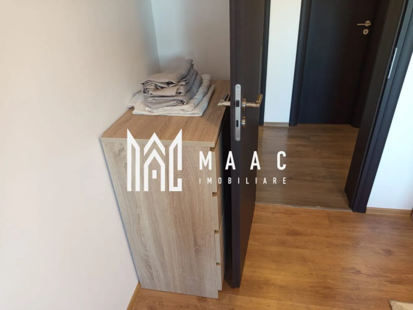 Apartament 3 camere | Etaj 1 | Balcon | Arhitectilor - MAAC Imobiliare vă prezintă spre vânzare un apartament cu 3 camere situat în cartierul Arhitecților. Caracteristici: Suprafață utilă de 76 mp 2 Balcoane, unul de 5.05 mp si altul de 2.91 mp Anul de constructie: 2016 Centrala termică proprie cu calorifere. Dotări și beneficii: Apartamentul se vinde complet mobilat și utilat Mașină de spălat, frigider și aragaz incluse Mobilier complet, pregătit pentru mutare imediată. Localizare: În apropiere se află benzinărie Euroil, supermarketuri, magazine mixte, bancă, școală generală, fast-food și farmacie. Pentru mai multe detalii precizati telefonic ca ati vazut anuntul cu ID: CP2862333 }}