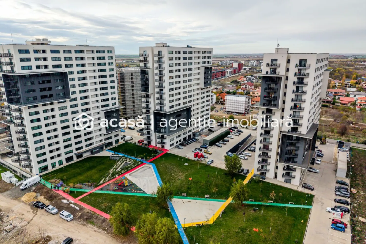 Apartament cu 3 camere și parcare subterană - XCity Timișoara - Apartament spațios cu 3 camere situat în ansamblul rezidențial XCity Towers, una dintre cele mai moderne dezvoltări din Timișoara.

📏 Suprafață utilă: 69 mp
🏢 Etaj: 5 / 11
🛁 Băi: 2
📦 Compartimentare: decomandată
🚗 Parcare subterană inclusă

Apartamentul se află în fază de construcție, cu predare în martie 2026, și se livrează complet finisat, la cheie:

✅ Încălzire în pardoseală
✅ Tâmplărie din aluminiu
✅ Izolație fonică – ziduri duble
✅ Parchet și uși interioare incluse
✅ Obiecte sanitare și baterii pentru baie

📍 Locație excelentă, cu acces facil la principalele puncte de interes din oraș. Ideal atât pentru locuință personală, cât și ca investiție.
 Nu dispui de toată suma? Te ajutăm noi gratuit! Îți obținem oferte de la 16 bănci.

📞 Lucian Marc
Consultant Imobiliar – Acasă
📱 0746 093 329