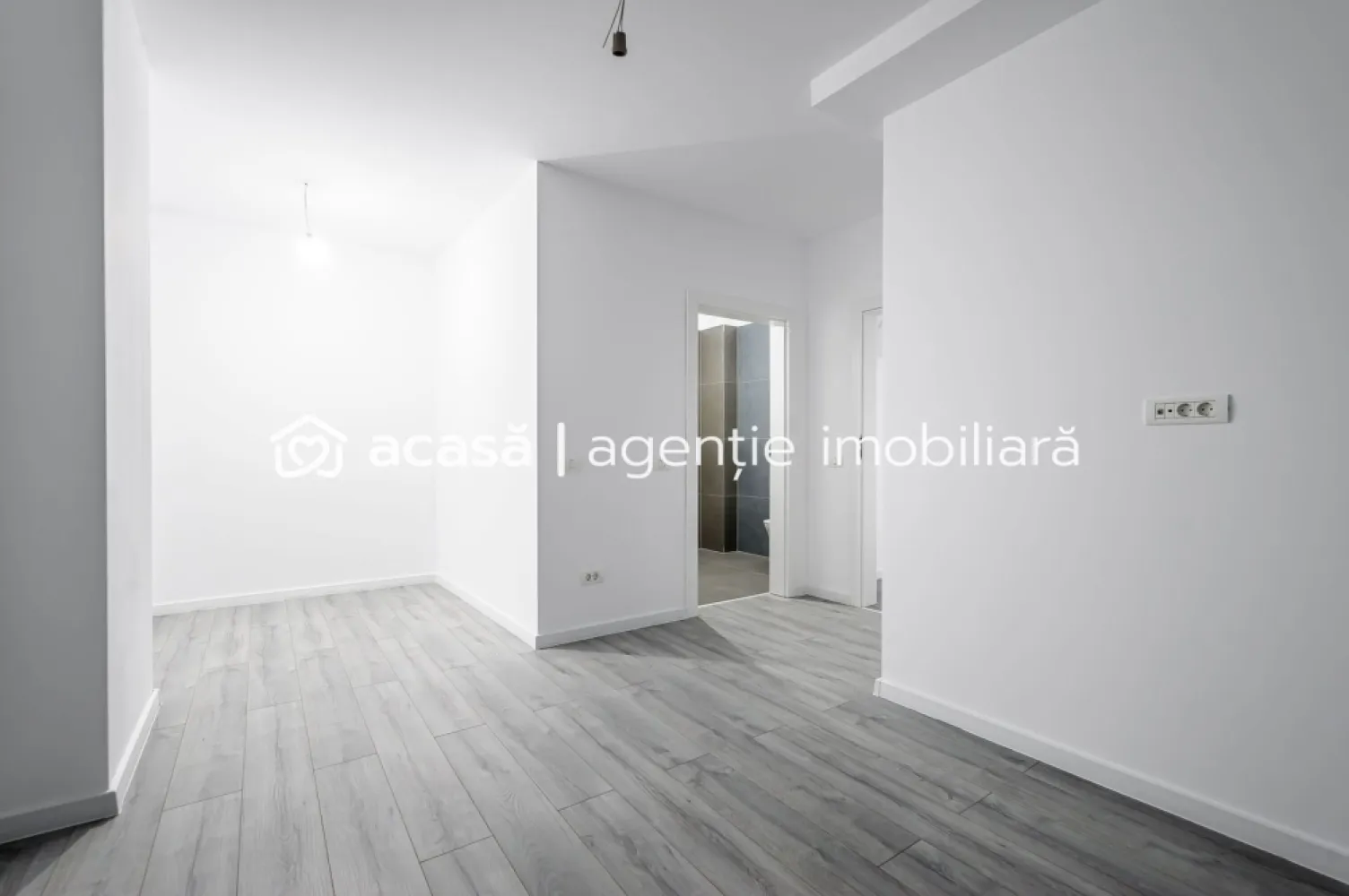 Apartament cu 3 camere și parcare subterană - XCity Timișoara - Apartament spațios cu 3 camere situat în ansamblul rezidențial XCity Towers, una dintre cele mai moderne dezvoltări din Timișoara.

📏 Suprafață utilă: 69 mp
🏢 Etaj: 5 / 11
🛁 Băi: 2
📦 Compartimentare: decomandată
🚗 Parcare subterană inclusă

Apartamentul se află în fază de construcție, cu predare în martie 2026, și se livrează complet finisat, la cheie:

✅ Încălzire în pardoseală
✅ Tâmplărie din aluminiu
✅ Izolație fonică – ziduri duble
✅ Parchet și uși interioare incluse
✅ Obiecte sanitare și baterii pentru baie

📍 Locație excelentă, cu acces facil la principalele puncte de interes din oraș. Ideal atât pentru locuință personală, cât și ca investiție.
 Nu dispui de toată suma? Te ajutăm noi gratuit! Îți obținem oferte de la 16 bănci.

📞 Lucian Marc
Consultant Imobiliar – Acasă
📱 0746 093 329