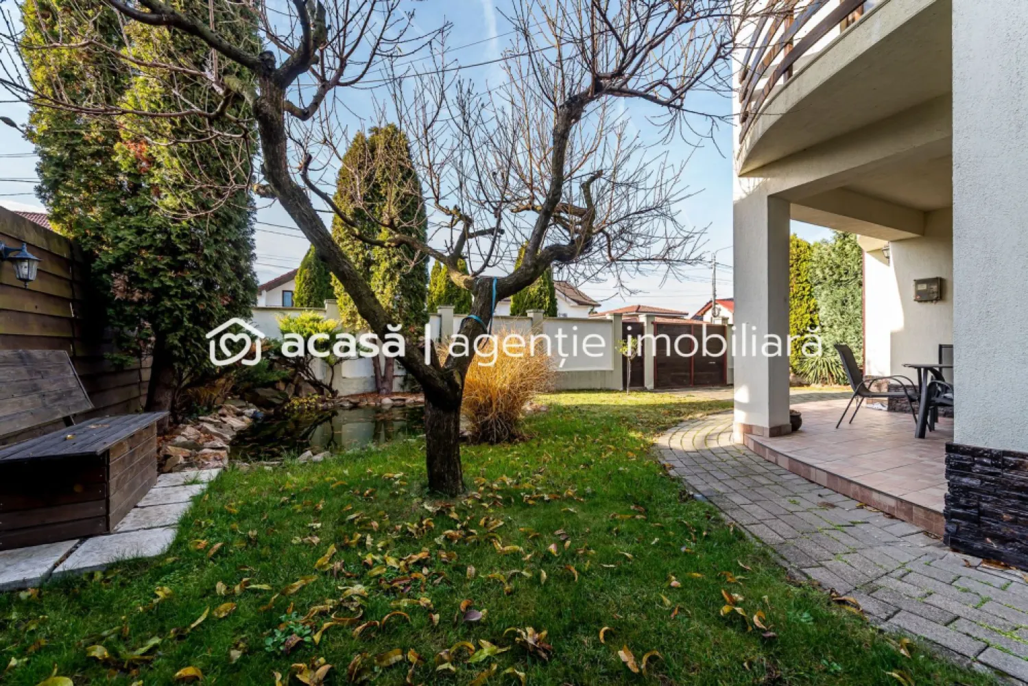 VILĂ MODERNĂ CU PISCINĂ, SAUNĂ- COMISION 0% – ARADUL NOU - De vanzare o proprietate deosebită situată în una dintre cele mai dorite zone din Arad – Mureșel, Aradul Nou.
Casă spațioasă și eficientă energetic, ideală pentru o familie care își dorește confort, liniște și acces rapid către centrul orașului.

✅ Suprafață utilă: 230 mp
✅ 5 camere, dintre care 4 dormitoare
✅ 2 băi moderne
✅ Front stradal 18 m
✅ Piscină, saună și iaz
✅ Panouri fotovoltaice 6 kW + acumulatori 10 kW
✅ Zonă premium, foarte căutată
✅ Mobilată și utilată complet

Locuința oferă tot ce ai nevoie pentru un stil de viață modern: energie verde, relaxare în propria curte și spațiu generos pentru întreaga familie.

💡 Nu dispui de toată suma? Te ajutăm noi gratuit!
Îți obținem cele mai bune oferte de creditare de la 16 bănci, fără comisioane ascunse.

📞 Ai o proprietate de vânzare în Arad și vrei să știi cât valorează cu adevărat?
Sună-mă pentru o evaluare gratuită, fără obligații!

👤 Lucian Marc – Consultant Imobiliar
📱 0746 093 329
🏢 ACASA | Agenție Imobiliară Arad
📍 Bulevardul Decebal 2, Arad, 310133