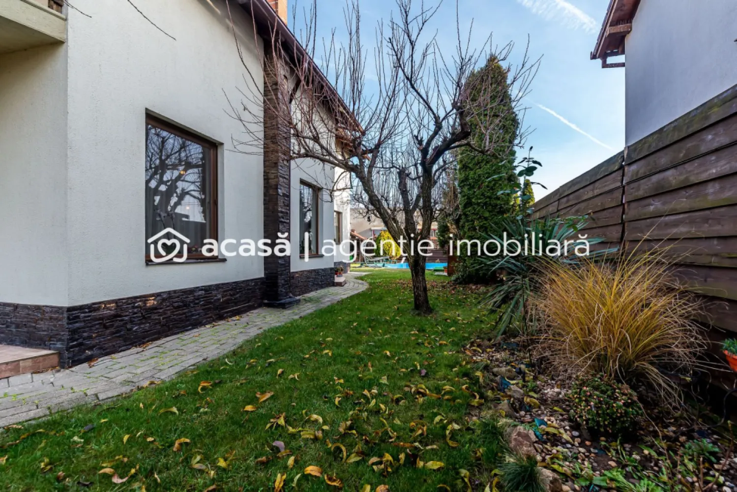 VILĂ MODERNĂ CU PISCINĂ, SAUNĂ- COMISION 0% – ARADUL NOU - De vanzare o proprietate deosebită situată în una dintre cele mai dorite zone din Arad – Mureșel, Aradul Nou.
Casă spațioasă și eficientă energetic, ideală pentru o familie care își dorește confort, liniște și acces rapid către centrul orașului.

✅ Suprafață utilă: 230 mp
✅ 5 camere, dintre care 4 dormitoare
✅ 2 băi moderne
✅ Front stradal 18 m
✅ Piscină, saună și iaz
✅ Panouri fotovoltaice 6 kW + acumulatori 10 kW
✅ Zonă premium, foarte căutată
✅ Mobilată și utilată complet

Locuința oferă tot ce ai nevoie pentru un stil de viață modern: energie verde, relaxare în propria curte și spațiu generos pentru întreaga familie.

💡 Nu dispui de toată suma? Te ajutăm noi gratuit!
Îți obținem cele mai bune oferte de creditare de la 16 bănci, fără comisioane ascunse.

📞 Ai o proprietate de vânzare în Arad și vrei să știi cât valorează cu adevărat?
Sună-mă pentru o evaluare gratuită, fără obligații!

👤 Lucian Marc – Consultant Imobiliar
📱 0746 093 329
🏢 ACASA | Agenție Imobiliară Arad
📍 Bulevardul Decebal 2, Arad, 310133
