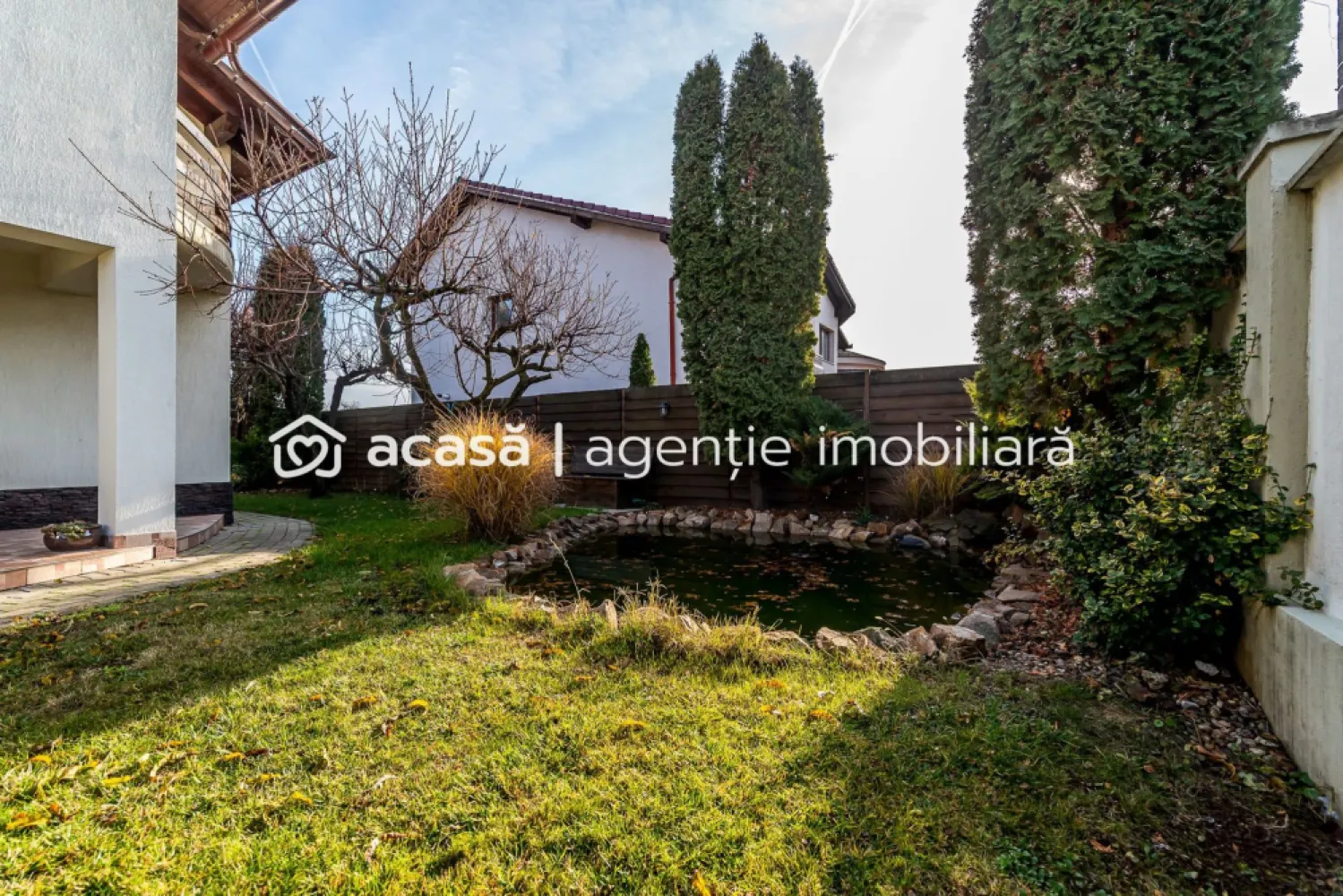 VILĂ MODERNĂ CU PISCINĂ, SAUNĂ- COMISION 0% – ARADUL NOU - De vanzare o proprietate deosebită situată în una dintre cele mai dorite zone din Arad – Mureșel, Aradul Nou.
Casă spațioasă și eficientă energetic, ideală pentru o familie care își dorește confort, liniște și acces rapid către centrul orașului.

✅ Suprafață utilă: 230 mp
✅ 5 camere, dintre care 4 dormitoare
✅ 2 băi moderne
✅ Front stradal 18 m
✅ Piscină, saună și iaz
✅ Panouri fotovoltaice 6 kW + acumulatori 10 kW
✅ Zonă premium, foarte căutată
✅ Mobilată și utilată complet

Locuința oferă tot ce ai nevoie pentru un stil de viață modern: energie verde, relaxare în propria curte și spațiu generos pentru întreaga familie.

💡 Nu dispui de toată suma? Te ajutăm noi gratuit!
Îți obținem cele mai bune oferte de creditare de la 16 bănci, fără comisioane ascunse.

📞 Ai o proprietate de vânzare în Arad și vrei să știi cât valorează cu adevărat?
Sună-mă pentru o evaluare gratuită, fără obligații!

👤 Lucian Marc – Consultant Imobiliar
📱 0746 093 329
🏢 ACASA | Agenție Imobiliară Arad
📍 Bulevardul Decebal 2, Arad, 310133