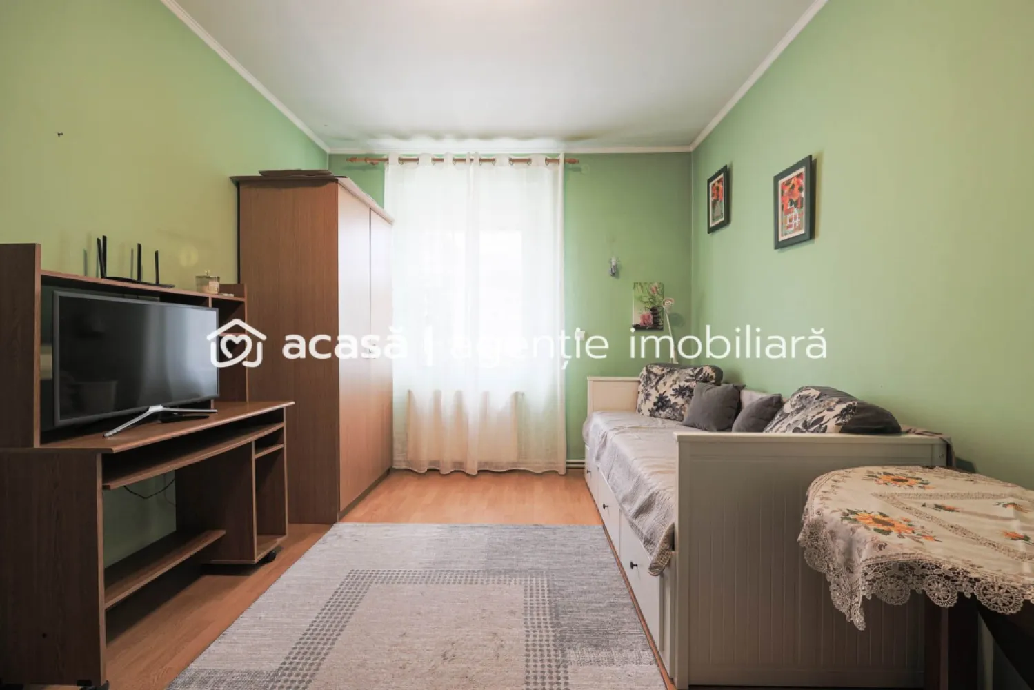 Casă spațioasă cu 4 dormitoare în Nădlac – gata de mutare! - 📍 Localizare excelentă – poziționare centrală

Vă propun spre vânzare o casă frumoasă, bine întreținută, situată într-o zonă centrală și liniștită din Nădlac, ideală pentru o familie care își dorește confort și spațiu.

✅ Detalii proprietate:
Suprafață teren: 551 mp
Suprafață utilă casă: 172 mp
Compartimentare practică:
4 dormitoare spațioase
1 baie
Bucătărie cu loc de luat masa
Confort termic: Centrală proprie pe gaz + ferestre din PVC pentru eficiență energetică

Anexe utile:
Garaj
Bucătărie de vară 

🔑 Avantaje:

Poziționare – acces facil la toate punctele de interes din oraș

Proprietate îngrijită, gata de mutare

📞Contactați-mă pentru mai multe detalii sau pentru programarea unei vizionări.
0742267773 - Andreea Szuchanszki

Nu dispui de toată suma? Te ajutăm noi gratuit! Îți obținem oferte de la 16 bănci.

Ai o proprietate de vânzare în Arad și vrei să știi cât valorează cu adevărat?
Sună-mă pentru o evaluare gratuită, fără obligații.

Birou: ACASĂ | Agenție imobiliară Arad
Bulevardul Decebal 2, Arad 310133