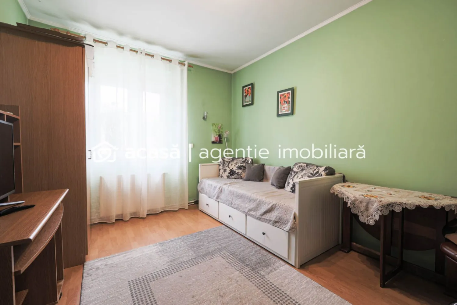 Casă spațioasă cu 4 dormitoare în Nădlac – gata de mutare! - 📍 Localizare excelentă – poziționare centrală

Vă propun spre vânzare o casă frumoasă, bine întreținută, situată într-o zonă centrală și liniștită din Nădlac, ideală pentru o familie care își dorește confort și spațiu.

✅ Detalii proprietate:
Suprafață teren: 551 mp
Suprafață utilă casă: 172 mp
Compartimentare practică:
4 dormitoare spațioase
1 baie
Bucătărie cu loc de luat masa
Confort termic: Centrală proprie pe gaz + ferestre din PVC pentru eficiență energetică

Anexe utile:
Garaj
Bucătărie de vară 

🔑 Avantaje:

Poziționare – acces facil la toate punctele de interes din oraș

Proprietate îngrijită, gata de mutare

📞Contactați-mă pentru mai multe detalii sau pentru programarea unei vizionări.
0742267773 - Andreea Szuchanszki

Nu dispui de toată suma? Te ajutăm noi gratuit! Îți obținem oferte de la 16 bănci.

Ai o proprietate de vânzare în Arad și vrei să știi cât valorează cu adevărat?
Sună-mă pentru o evaluare gratuită, fără obligații.

Birou: ACASĂ | Agenție imobiliară Arad
Bulevardul Decebal 2, Arad 310133