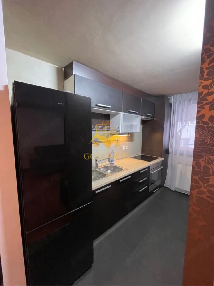 3 camere, 100mp, Parcare, Andrei Muresanu, Brancusi, BT, Home Garden - GOLDNESS Imobiliare vă propune spre închiriere un apartament cu 3 camere complet mobilat și utilat, la etajul 2 într-un imobil de 2 etaje, în Cartierul Andrei Muresanu, in apropiere de Str. Constantin Brancusi si mijloacele de transport in comun.
Dispune de loc de parcare in curtea interioara!
Se află în apropierea stațiilor de transport în comun, magazine, restaurante, spații verzi, farmacii, etc. 

Apartamentul este compartimentat astfel:
 - dormitor cu pat matrimonial, dressing, noptiere
 - dormitor/ camera mobilata ca si dressing/ birou
 - living cu bucatarie open space complet utilată și mobilată, canapea extensibilă, loc de servit masa 
 - 2 bai, dintre care una de serviciu si una cu cada, calorifer port prosop și dulap pentru depozitare.
 - 2 balcoane deschise de 15 mp total.

Imobilul este dotat cu toate cele necesare- centrală proprie, frigider, aragaz, hotă, mașină de spălat haine, etc. 

Dacă sunteți interesați de acest apartament și doriți să îl vizionați, dar și pentru alte oferte nu ezitați să ne contactați telefonic sau prin e-mail. Vă stăm la dispoziție!

Pentru intermediere se percepe un comision de 50% din prețul chiriei!