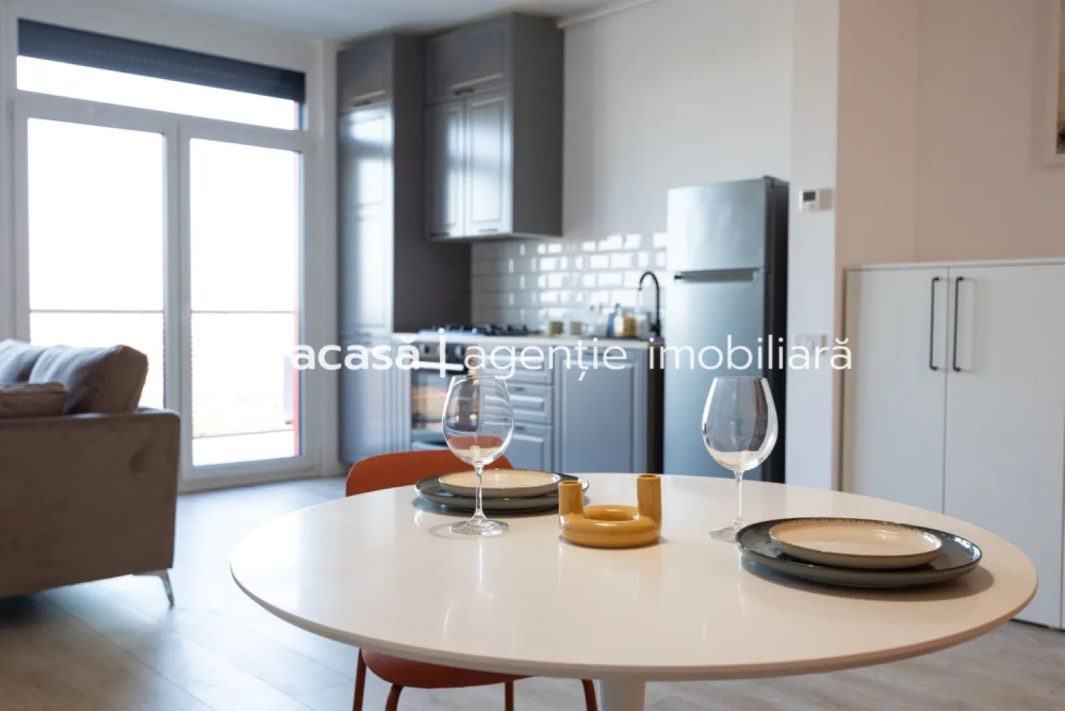 Apartament 2 camere ARED - direct de la dezvoltator - Vă prezentăm o oportunitate de investiție imobiliară într-un apartament, situat într-un bloc nou ce a fost finalizat în decembrie 2024. Acest apartament reprezintă alegerea perfectă pentru investitorii dornici să obțină un flux constant de venituri din închirieri.

Caracteristici Cheie:

1. Design Modern: Apartamentul este conceput cu un design modern și practic, perfect adaptat pentru a satisface cerințele locatarilor în căutare de confort și funcționalitate.
2. Dotări Opționale: Investitorii au posibilitatea de a dota apartamentul cu un sistem de casă inteligentă, aducând astfel un nivel suplimentar de comoditate și siguranță pentru chiriași.
3. Complet Mobilat și Utilat: Pentru a minimiza bătăile de cap, apartamentul este complet mobilat și utilat.
4. Loc de Parcare Inclus: În cadrul complexului, fiecare apartament vine cu un loc de parcare inclus în preț.
5. Zonă Centrală: Complexul se află într-o zonă centrală, aproape de puncte de interes precum restaurante, magazine, transport public și alte facilități importante, ceea ce face acest apartament extrem de atractiv pentru potențialii chiriași.

Nu ratați oportunitatea de a investi într-un apartament cu potențial de închiriere într-o zonă centrală în plină expansiune. Contactați-ne astăzi pentru a afla mai multe detalii și pentru a programa o vizionare.

📢 Atenție! Detalii preț și TVA:
🏢 Dacă este cumpărat de o firmă plătitoare de TVA, prețul rămâne 115,644 EUR. (TVA 21% - taxare inversa )
📌 În toate celelalte cazuri, până in 31.05.2026 se aplica TVA-ul de 21%, iar prețul final este 136,780 EUR 

Szuchanszki Andreea Consultant ARED
Tel 0742267773

CP2017443

Birou: ACASĂ | Agenție imobiliară Arad 
Adresă: Bulevardul Decebal 2, Arad 310133