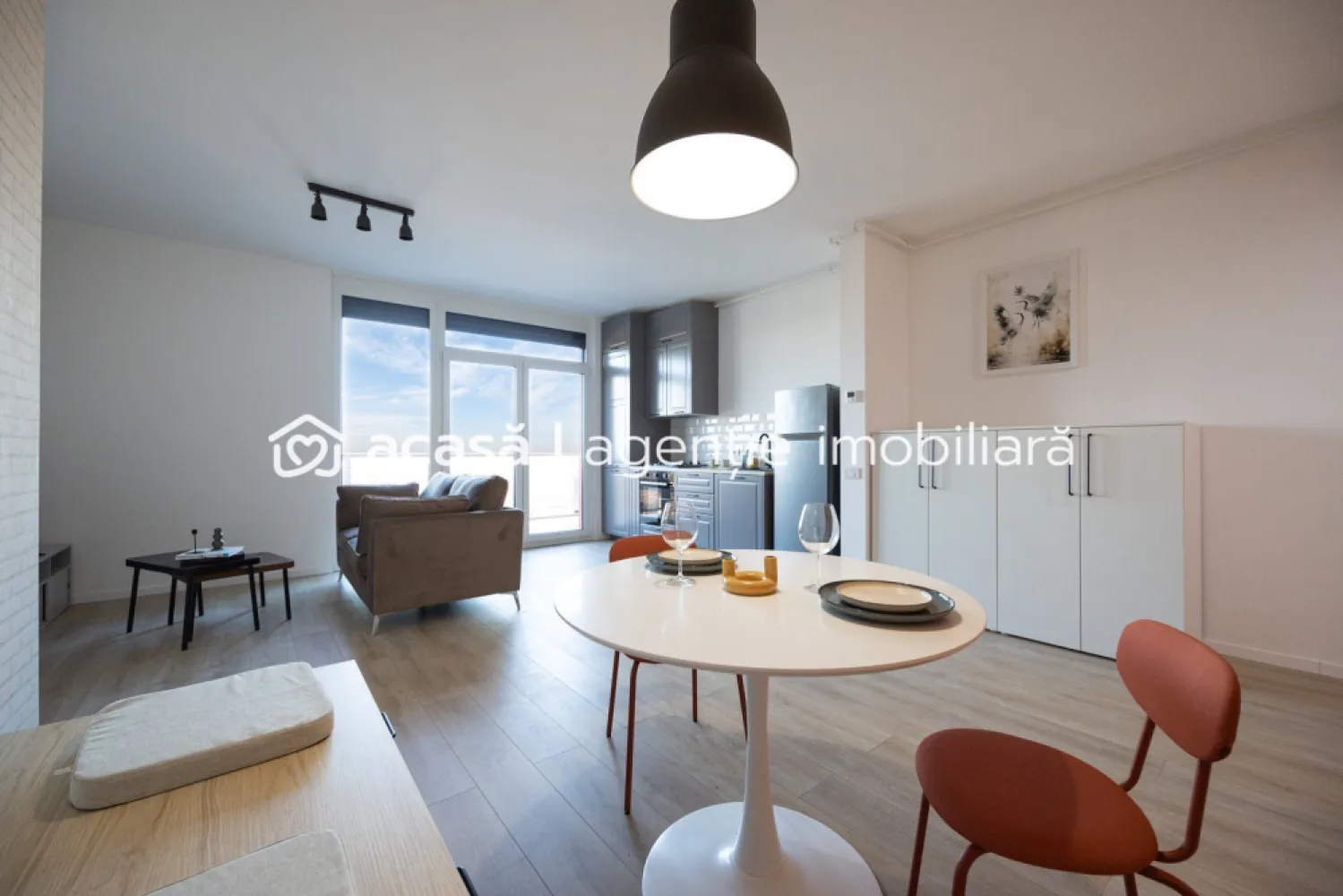 Apartament 2 camere ARED - direct de la dezvoltator - Vă prezentăm o oportunitate de investiție imobiliară într-un apartament, situat într-un bloc nou ce a fost finalizat în decembrie 2024. Acest apartament reprezintă alegerea perfectă pentru investitorii dornici să obțină un flux constant de venituri din închirieri.

Caracteristici Cheie:

1. Design Modern: Apartamentul este conceput cu un design modern și practic, perfect adaptat pentru a satisface cerințele locatarilor în căutare de confort și funcționalitate.
2. Dotări Opționale: Investitorii au posibilitatea de a dota apartamentul cu un sistem de casă inteligentă, aducând astfel un nivel suplimentar de comoditate și siguranță pentru chiriași.
3. Complet Mobilat și Utilat: Pentru a minimiza bătăile de cap, apartamentul este complet mobilat și utilat.
4. Loc de Parcare Inclus: În cadrul complexului, fiecare apartament vine cu un loc de parcare inclus în preț.
5. Zonă Centrală: Complexul se află într-o zonă centrală, aproape de puncte de interes precum restaurante, magazine, transport public și alte facilități importante, ceea ce face acest apartament extrem de atractiv pentru potențialii chiriași.

Nu ratați oportunitatea de a investi într-un apartament cu potențial de închiriere într-o zonă centrală în plină expansiune. Contactați-ne astăzi pentru a afla mai multe detalii și pentru a programa o vizionare.

📢 Atenție! Detalii preț și TVA:
🏢 Dacă este cumpărat de o firmă plătitoare de TVA, prețul rămâne 115,644 EUR. (TVA 21% - taxare inversa )
📌 În toate celelalte cazuri, până in 31.05.2026 se aplica TVA-ul de 21%, iar prețul final este 136,780 EUR 

Szuchanszki Andreea Consultant ARED
Tel 0742267773

CP2017443

Birou: ACASĂ | Agenție imobiliară Arad 
Adresă: Bulevardul Decebal 2, Arad 310133