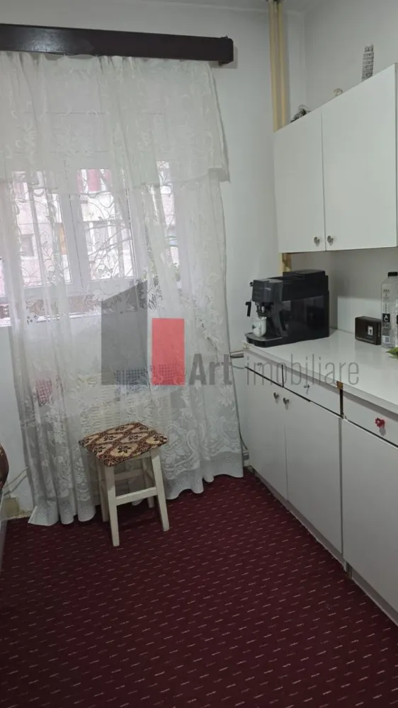 Vânzare apartament decomandat 3 camere Șos. Berceni - Apărătorii Patriei - Vă prezint spre achiziție un apartament de 3 camere, decomandat, spațios. Aflat la etajul 2/8, apartamentul se vinde nemobilat. 
Deși blocul construit în 1983 nu este încă izolat, proprietarii au schimbat geamurile cu unele termopan și au închis balconul. De asemenea, s-au fost schimbat parchetul și ușa într-unul din dormitoare. Apartamentul are 2 băi.

În imobil este trasp conducta de gaz.

Toate actele sunt pregătite și se acceptă credit.
Imobilul nu este inclus în nici o clasă de risc sau de urgență.

Locația este la 5 minute de mers pe jos de stația de metrou Apărătorii Patriei și beneficiază de multiple stații de autobuz.
În zone sunt școli, grădinițe, magazine, spitale.

Pentrru informații și programarea unei vizionări vă stau cu drag la dispoziție!