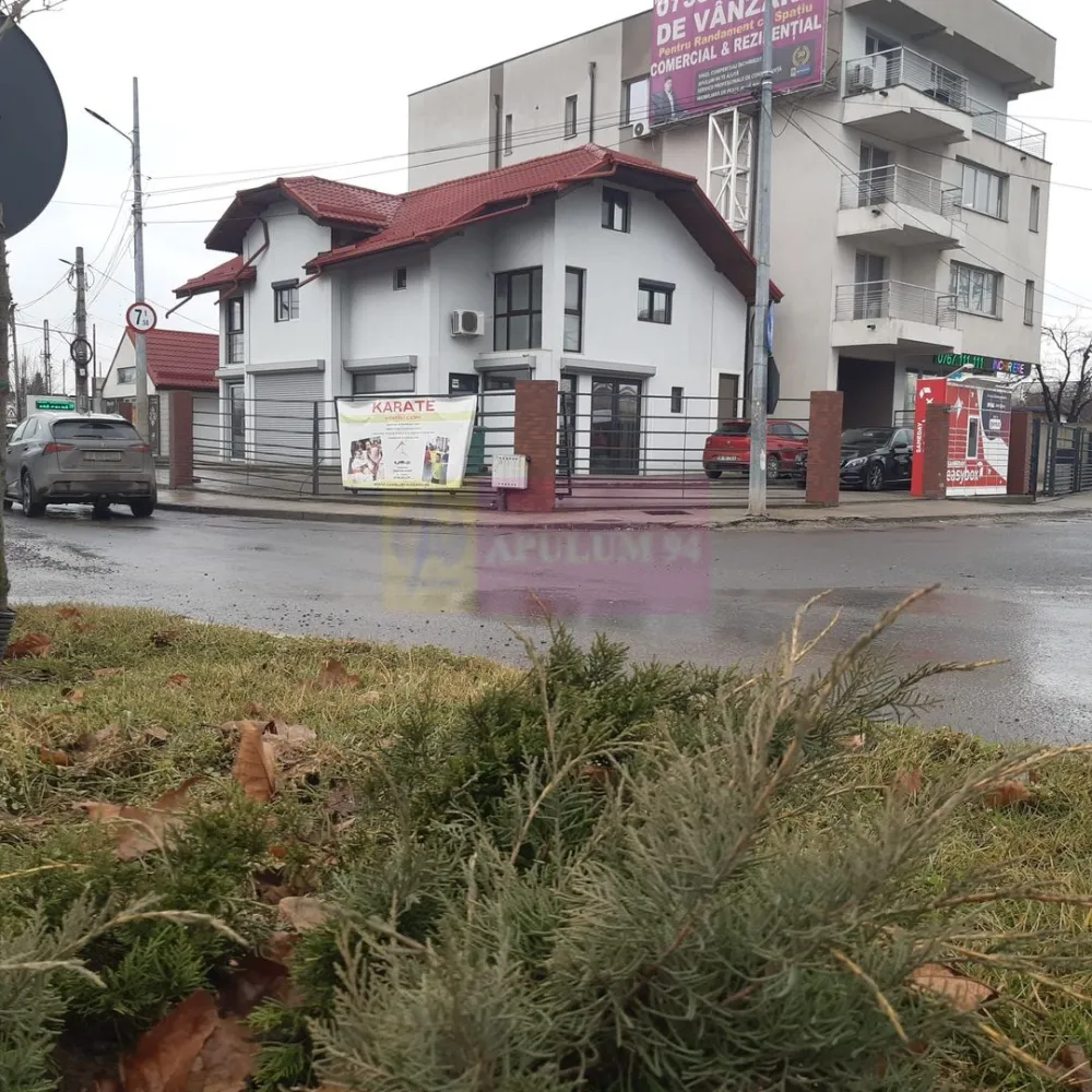 Investiția perfectă - Imobil gata închiriat pretabil orice activitate - Se vinde un imobil pretabil la orice tip de activitate - comercial, birouri sau locuit. Apulum94 vă oferă în exclusivitate posibilitatea de a cumpăra un imobil care se amortizează din chirii în mai puțin de 12 ani la nivelul chiriilor actuale (neluând în calcul creșterile aferente și liniare ale pieței odată la 5-10 ani). Imobilul beneficiază de o poziție excelentă, fiind la baza Pasajului Theodor Pallady, la incidența Sectorului 3 cu intrarea în cartierul Cățelu pe Strada Uzinei la numărul 33 ( la giratoriul dintre Bulevardul Theodor Pallady și Strada Uzinei). Frontul stradal este generos, avem peste 40 ml expunere., poziția de colț. Suprafața totală a terenului este de 370mp, teren pe care sunt edificate două contrucții, ambele racordate la toate utilitățile. Avem astfel construcția principală reprezentând un imobil P+1+Pod mansardat cu o amprentă de 97mp și o suprafață utilă de peste 150 mp și o construcție secundară doar parter cu o suprafață de 23mp. Construcția secundară este închiriată integral la o chirie lunară de 500 de euro iar din construcția principală s-a închiriat doar parterul la o chirie de 1100 de euro, etajul și podul fiind libere și putându-se închiria la o chirie de peste 700 euro/lună. Datorită poziției REPER la locație se află și un EasyBox de la care se ia o chirie lunară de 100 euro/lună. Total chirie încasată în acest moment este 1700 euro/lună, total chirie care se poate lua cu închirierea etajului clădirii principale în jur de 2500 de euro/lună. Imobilul evident poate fi achiziționat și pentru uz propriu atât pentru locuit cât și pentru a desfășura o afacere. Construcția este solidă, pe cadre de beton armat și permite recompartimentări interioare cu respectarea normelor de siguranță evident, frontul stradal și poziția de excepție fac acest imobil să fie un reper în peisajul bucureștean și acum aveți posibilitatea de a-l achiziționa. Valoarea imobilului se apreciază constant în timp ce imobilul produce din chirii, este tipul de activ imobiliar care se amortizeză singur.Pentru mai multe detalii și programarea de vizionări nu ezitați să mă conatactați, Daniel, Apulum94. Facilităm și achiziționarea prin credit ipotecar prin intermediul partenerilor, agenția imobiliară percepe un comision de 3% din prețul de tranzacționare și la vizionare se semnează contract de prestări servicii.