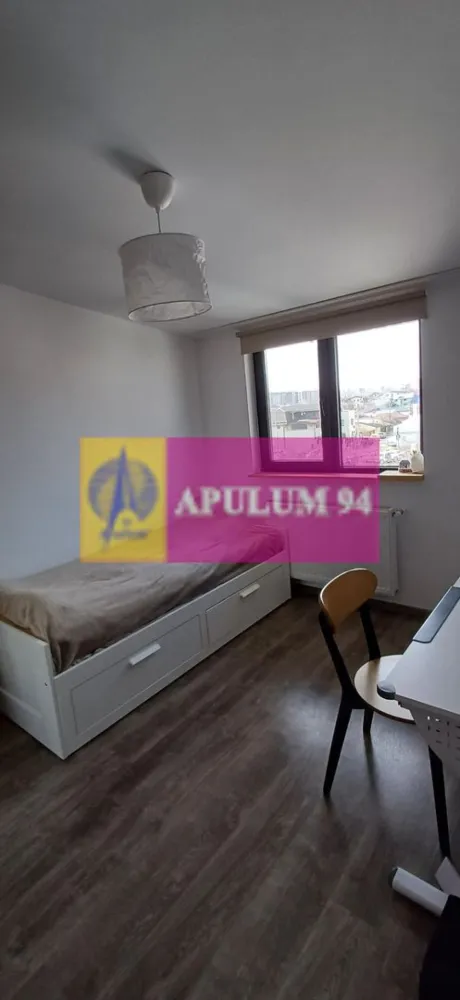 Apartament 3 camere 53mp Metrou Aparatorii Patriei [loc parcare inclus - Vă propunem spre vanzare un apartament de 3 camere, situat într-o zonă deosebit de atractivă, la 600 de metrii de stația de METROU APARATORII PATRIEI.
Apartamentul este locat intr-un bloc cu 8 apartamente din anul 2022, este semidecomandat - centrala proprie, etaj 3/3, se predă mobilat și utilat, perfect pentru familii sau investitori în căutarea unei locuințe moderne, cu acces rapid la toate facilitățile urbane. Compartimentare: living-bucătărie, 2 dormitoare luminoase, baie. 
Dispune de un loc de parcare inclus in pret (fix in fata scarii).
Avantajele zonei:
Acces la transportul public: Stațiile de metrou se află la 7 minute de mers pe jos, iar stațiile de metrou se află la 7 minute de mers pe jos, asigurând legături rapide cu toate zonele importante din București
Aproape de Grand Arena pentru shopping si distractie, Kaufland, Carrefour, Lidl, Hornbach, Metro, Auchan si Jumbo pentru cumparaturi rapide si convenabile..
Infrastructura educationala si medicala excelenta: scoli, gradinite, si clinici medicale in apropiere, oferindu-va linistea necesara pentru familia dumneavoastra. In vecinatate se afla supermarketuri, restaurante, cafenele si centre de fitness, oferindu-va toate facilitatile la indemana. Cartier sigur si bine intretinut, ideal pentru familii, cu acces rapid la centrele de interes urban, dar si liniste si siguranta. 
Acest apartament este o oportunitate excelenta pentru cei care doresc un stil de viata activ, dar si linistit, in mijlocul unui cartier verde si bine conectat.
Proprietatea este disponibila imediat.
Comision agentie 3% + tva din pretul de vanzare.
Pentru mai multe detalii sau pentru a programa o vizionare, nu ezitati sa ne contactati – Cristi/ Apulum 94/ Tel. Mobil: (004) 0733683462 !