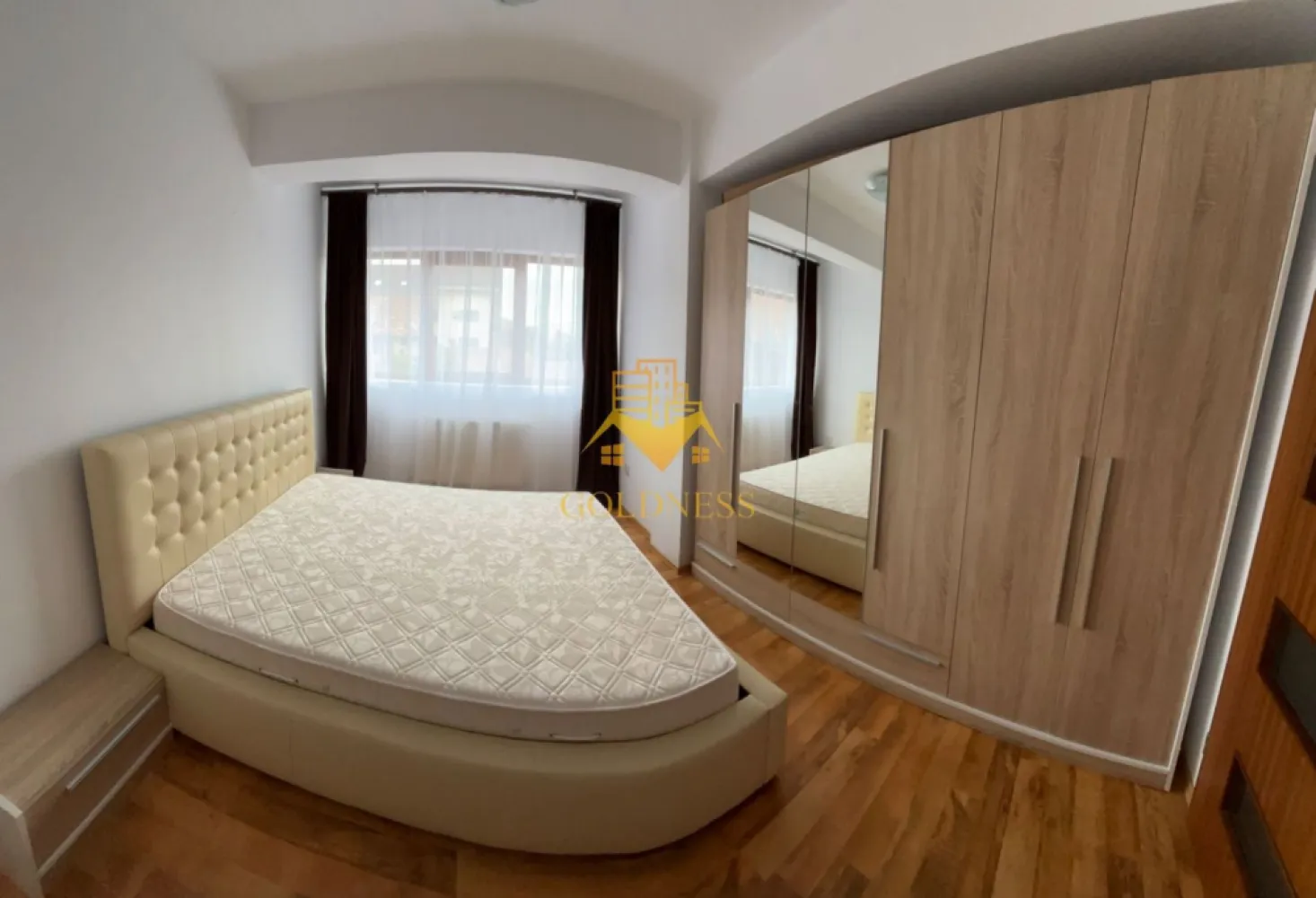 2 camere decomandate, Iulius Mall, FSEGA, Modern, Oltului,Aucan, Mol. - GOLDNESS Imobiliare vă propune spre închiriere un apartament cu 2 camere complet mobilat și utilat, la etajul 1 într-un imobil de 3 etaje, în Cartierul Intre lacuri.
Posibilitate de parcare in zona la liber!
Se află în apropierea stațiilor de transport în comun, magazine, restaurante, spații verzi, farmacii, etc. 

Apartamentul este compartimentat astfel:
 - dormitor cu pat matrimonial, dressing, noptiere
 - living cu canapea extensibilă, loc de servit masa 
 - bucatarie complet utilată și mobilata
 - baie cu cada, calorifer port prosop și dulap pentru depozitare.
 - balcon 6 mp.

Imobilul este dotat cu toate cele necesare- centrală proprie, frigider, aragaz, hotă, mașină de spălat haine, etc. 

Dacă sunteți interesați de acest apartament și doriți să îl vizionați, dar și pentru alte oferte nu ezitați să ne contactați telefonic sau prin e-mail. Vă stăm la dispoziție!
Pentru intermediere se percepe un comision de 50% din prețul chiriei!