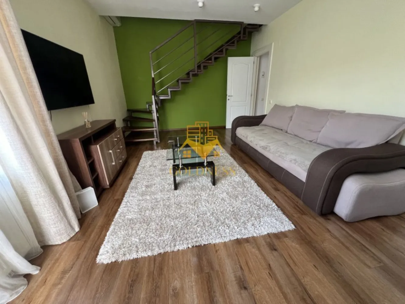 2 camere, parcare, 2 niveluri, UMF, Zorilor, Mircea Eliade, UTCN - GOLDNESS Imobiliare vă propune spre închiriere un apartament cu 2 camere open-space pe 2 niveluri complet mobilat și utilat, la etajul 2 într-un imobil de 2 etaje, în cartierul Zorilor, Zona Mircea Eliade . 
Dispune de loc de parcare exterior.
Apartamentul este compartimentat astfel:
 - dormitor cu pat matrimonial, dressing, noptiere
 - living cu bucatarie open-space complet utilată, canapea extensibilă, loc de servit masa 
 - 2 bai, o baie cu vana, calorifer port prosop inox și dulap pentru depozitare si una de serviciu.
 - terasa de 9 mp.

Imobilul este dotat cu toate cele necesare- centrală proprie, mașină de spălat haine, frigider, aragaz, hotă, aer conditionat, etc. 
Se află în apropierea stațiilor de transport în comun, magazine, restaurante, spații verzi, farmacii, etc. 

Dacă sunteți interesați de acest apartament și doriți să îl vizionați, dar și pentru alte oferte sau detalii nu ezitați să ne contactați telefonic sau prin e-mail - goldnessimobiliare@gmail.com. Vă stăm la dispoziție!

Pentru intermediere se percepe un comision de 50% din prețul chiriei!
