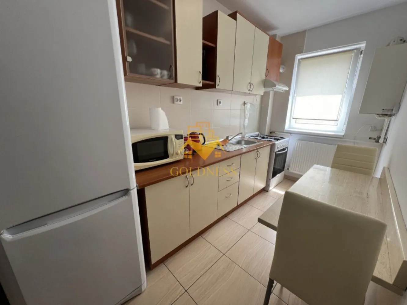 2 camere, parcare, 2 niveluri, UMF, Zorilor, Mircea Eliade, UTCN - GOLDNESS Imobiliare vă propune spre închiriere un apartament cu 2 camere open-space pe 2 niveluri complet mobilat și utilat, la etajul 2 într-un imobil de 2 etaje, în cartierul Zorilor, Zona Mircea Eliade . 
Dispune de loc de parcare exterior.
Apartamentul este compartimentat astfel:
 - dormitor cu pat matrimonial, dressing, noptiere
 - living cu bucatarie open-space complet utilată, canapea extensibilă, loc de servit masa 
 - 2 bai, o baie cu vana, calorifer port prosop inox și dulap pentru depozitare si una de serviciu.
 - terasa de 9 mp.

Imobilul este dotat cu toate cele necesare- centrală proprie, mașină de spălat haine, frigider, aragaz, hotă, aer conditionat, etc. 
Se află în apropierea stațiilor de transport în comun, magazine, restaurante, spații verzi, farmacii, etc. 

Dacă sunteți interesați de acest apartament și doriți să îl vizionați, dar și pentru alte oferte sau detalii nu ezitați să ne contactați telefonic sau prin e-mail - goldnessimobiliare@gmail.com. Vă stăm la dispoziție!

Pentru intermediere se percepe un comision de 50% din prețul chiriei!