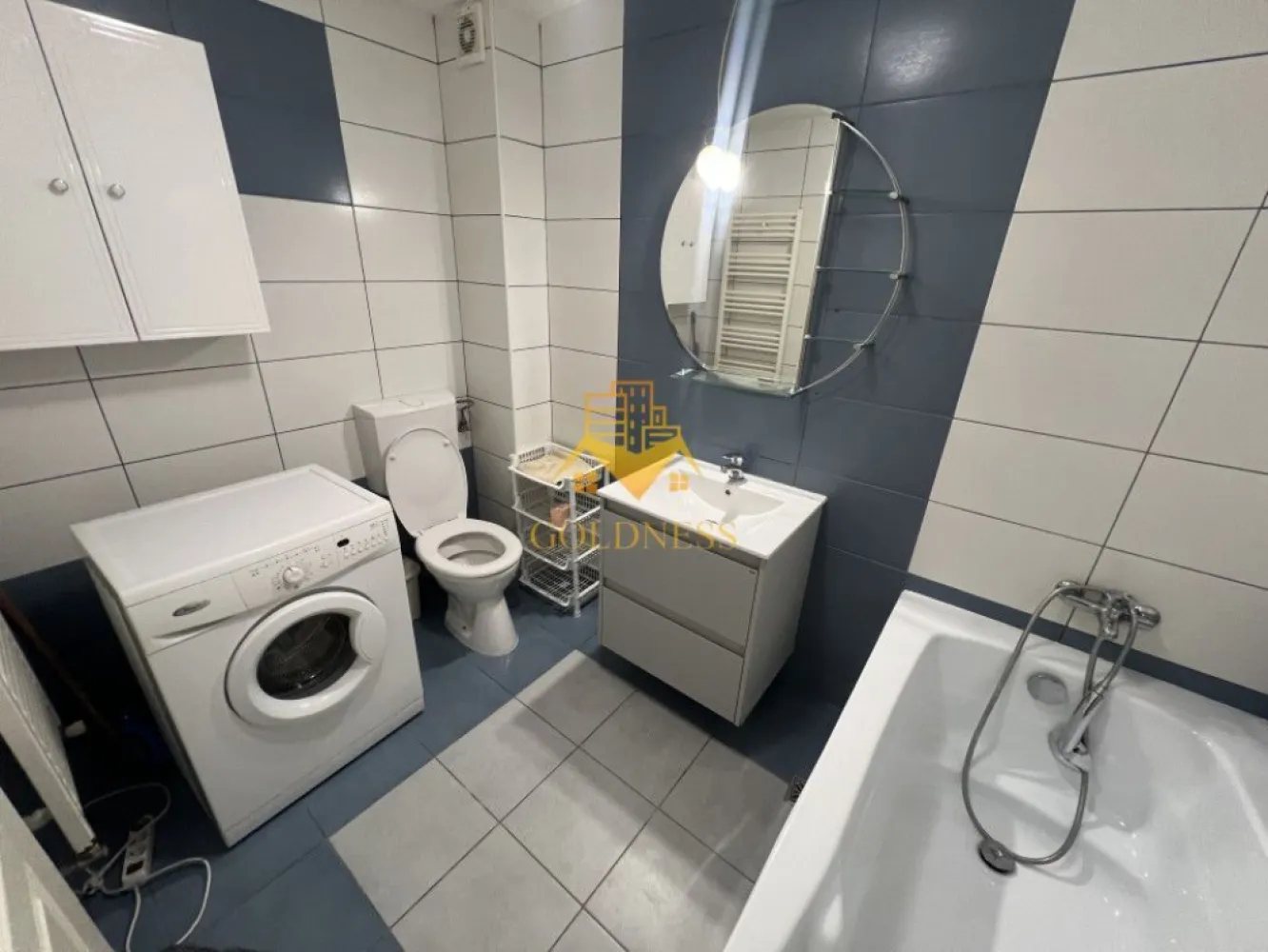 2 camere, parcare, 2 niveluri, UMF, Zorilor, Mircea Eliade, UTCN - GOLDNESS Imobiliare vă propune spre închiriere un apartament cu 2 camere open-space pe 2 niveluri complet mobilat și utilat, la etajul 2 într-un imobil de 2 etaje, în cartierul Zorilor, Zona Mircea Eliade . 
Dispune de loc de parcare exterior.
Apartamentul este compartimentat astfel:
 - dormitor cu pat matrimonial, dressing, noptiere
 - living cu bucatarie open-space complet utilată, canapea extensibilă, loc de servit masa 
 - 2 bai, o baie cu vana, calorifer port prosop inox și dulap pentru depozitare si una de serviciu.
 - terasa de 9 mp.

Imobilul este dotat cu toate cele necesare- centrală proprie, mașină de spălat haine, frigider, aragaz, hotă, aer conditionat, etc. 
Se află în apropierea stațiilor de transport în comun, magazine, restaurante, spații verzi, farmacii, etc. 

Dacă sunteți interesați de acest apartament și doriți să îl vizionați, dar și pentru alte oferte sau detalii nu ezitați să ne contactați telefonic sau prin e-mail - goldnessimobiliare@gmail.com. Vă stăm la dispoziție!

Pentru intermediere se percepe un comision de 50% din prețul chiriei!