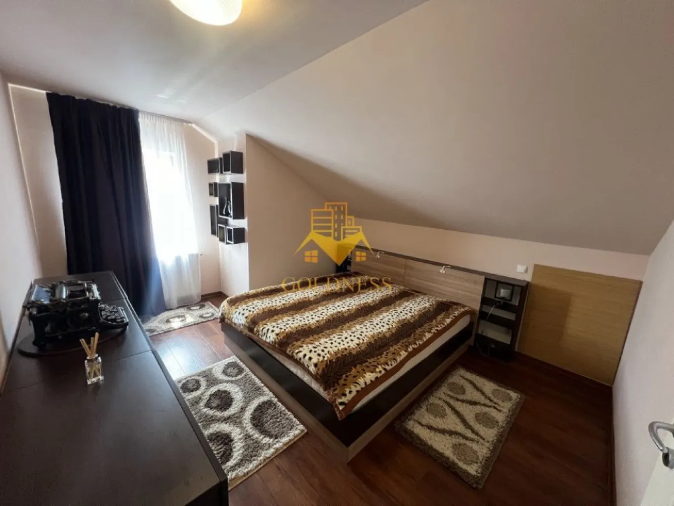 2 camere, parcare, 2 niveluri, UMF, Zorilor, Mircea Eliade, UTCN - GOLDNESS Imobiliare vă propune spre închiriere un apartament cu 2 camere open-space pe 2 niveluri complet mobilat și utilat, la etajul 2 într-un imobil de 2 etaje, în cartierul Zorilor, Zona Mircea Eliade . 
Dispune de loc de parcare exterior.
Apartamentul este compartimentat astfel:
 - dormitor cu pat matrimonial, dressing, noptiere
 - living cu bucatarie open-space complet utilată, canapea extensibilă, loc de servit masa 
 - 2 bai, o baie cu vana, calorifer port prosop inox și dulap pentru depozitare si una de serviciu.
 - terasa de 9 mp.

Imobilul este dotat cu toate cele necesare- centrală proprie, mașină de spălat haine, frigider, aragaz, hotă, aer conditionat, etc. 
Se află în apropierea stațiilor de transport în comun, magazine, restaurante, spații verzi, farmacii, etc. 

Dacă sunteți interesați de acest apartament și doriți să îl vizionați, dar și pentru alte oferte sau detalii nu ezitați să ne contactați telefonic sau prin e-mail - goldnessimobiliare@gmail.com. Vă stăm la dispoziție!

Pentru intermediere se percepe un comision de 50% din prețul chiriei!