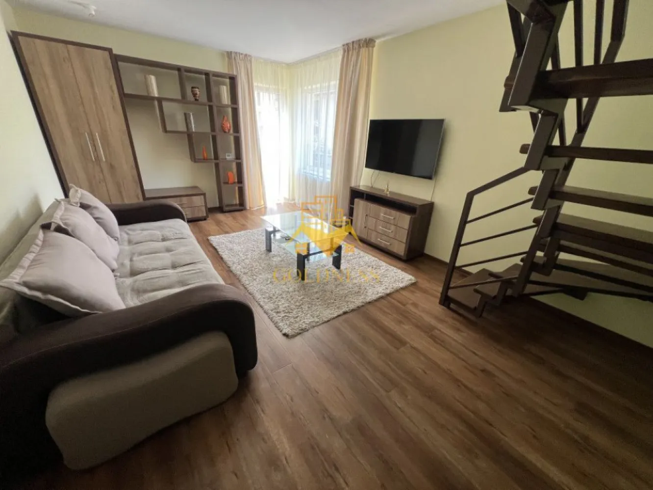 2 camere, parcare, 2 niveluri, UMF, Zorilor, Mircea Eliade, UTCN - GOLDNESS Imobiliare vă propune spre închiriere un apartament cu 2 camere open-space pe 2 niveluri complet mobilat și utilat, la etajul 2 într-un imobil de 2 etaje, în cartierul Zorilor, Zona Mircea Eliade . 
Dispune de loc de parcare exterior.
Apartamentul este compartimentat astfel:
 - dormitor cu pat matrimonial, dressing, noptiere
 - living cu bucatarie open-space complet utilată, canapea extensibilă, loc de servit masa 
 - 2 bai, o baie cu vana, calorifer port prosop inox și dulap pentru depozitare si una de serviciu.
 - terasa de 9 mp.

Imobilul este dotat cu toate cele necesare- centrală proprie, mașină de spălat haine, frigider, aragaz, hotă, aer conditionat, etc. 
Se află în apropierea stațiilor de transport în comun, magazine, restaurante, spații verzi, farmacii, etc. 

Dacă sunteți interesați de acest apartament și doriți să îl vizionați, dar și pentru alte oferte sau detalii nu ezitați să ne contactați telefonic sau prin e-mail - goldnessimobiliare@gmail.com. Vă stăm la dispoziție!

Pentru intermediere se percepe un comision de 50% din prețul chiriei!