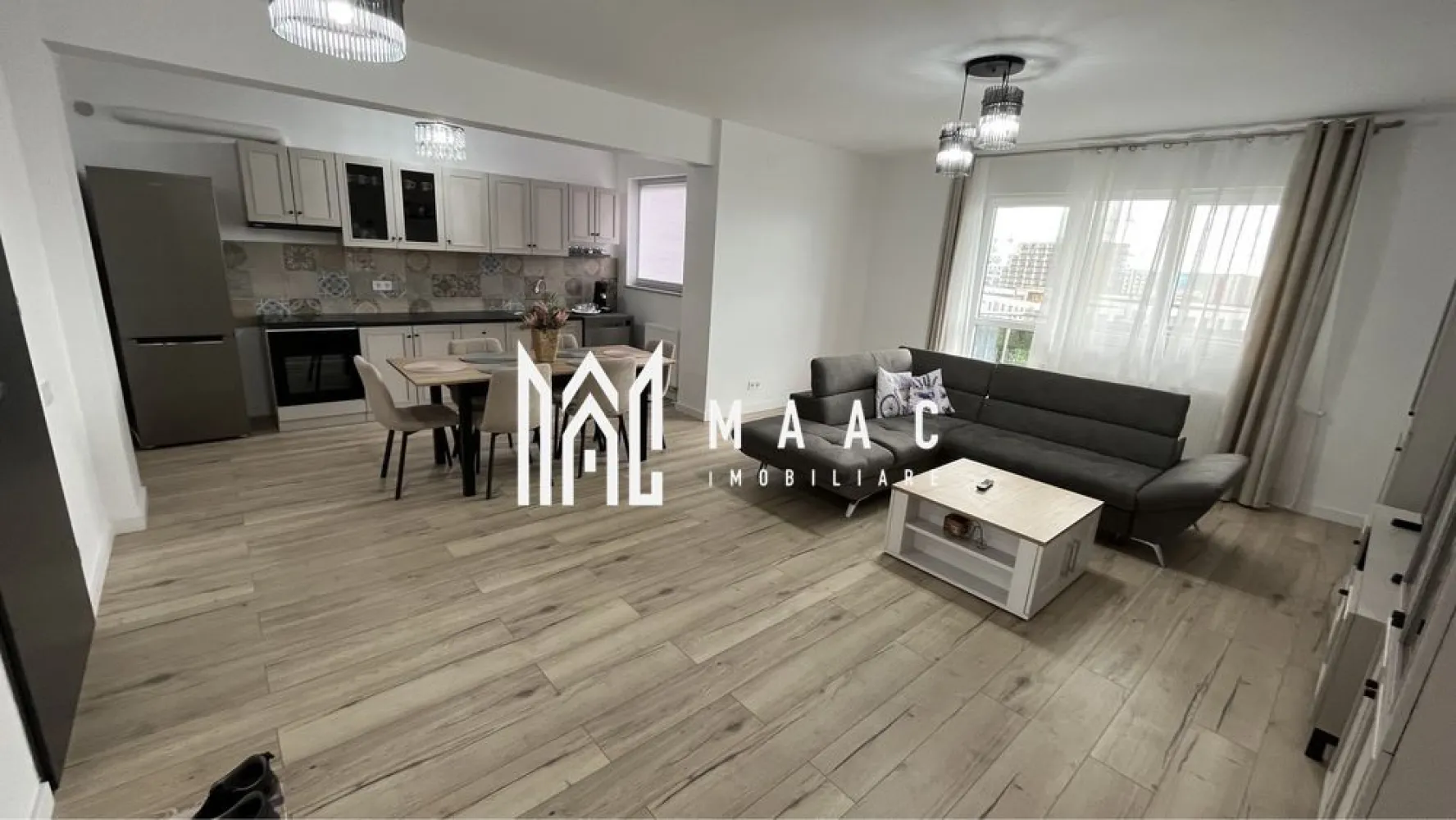 Apartament 2 camere I Decomandat I 60MPU | Balcon | Parcare | Piața Rahovei - MAAC Imobiliare vă propune spre vânzare un apartament cu 2 camere, situat în zona Piața Rahovei din Sibiu, într-un bloc nou cu lift.

Locuința este situată la etajul 7 din 10 și se vinde complet mobilată și utilată, exact ca în fotografii. Apartamentul este la prima utilizare, toate finisajele și electrocasnicele fiind noi.

Detalii apartament
Suprafață utilă: 60 mp
Etaj: 7/10
Bloc nou cu lift
Loc de parcare inclus
Compartimentare:
living cu bucătărie open-space
dormitor cu pat matrimonial
baie modernă
balcon generos cu priveliște
Dotări și beneficii
Complet mobilat și utilat
Bucătărie echipată complet:
plită electrică
cuptor
mașină de spălat vase
frigider
Living mobilat cu canapea și TV
Mașină de spălat rufe
Centrală termică proprie
Izolație exterioară – eficiență energetică și costuri reduse
Finisaje moderne și spații luminoase
Avantaje
Prima utilizare
Apartament nou
Bloc cu lift
Balcon cu vedere deschisă
Potrivit atât pentru locuit, cât și pentru investiție
Avantaje locație
Zonă foarte căutată – Piața Rahovei
Aproape de:
magazine
transport public
farmacii
școli și grădinițe
centre comerciale
Potrivit pentru

investiție (închiriere)
cuplu
locuință personală
Pentru mai multe detalii sau vizionari mentionati ID: CP3089320