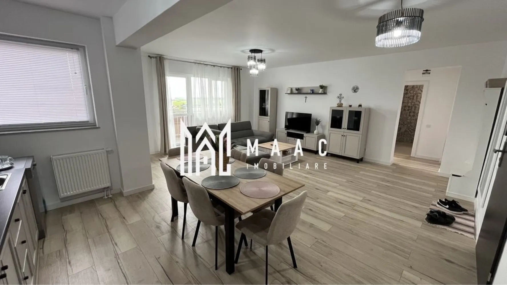 Apartament 2 camere I Decomandat I 60MPU | Balcon | Parcare | Piața Rahovei - MAAC Imobiliare vă propune spre vânzare un apartament cu 2 camere, situat în zona Piața Rahovei din Sibiu, într-un bloc nou cu lift.

Locuința este situată la etajul 7 din 10 și se vinde complet mobilată și utilată, exact ca în fotografii. Apartamentul este la prima utilizare, toate finisajele și electrocasnicele fiind noi.

Detalii apartament
Suprafață utilă: 60 mp
Etaj: 7/10
Bloc nou cu lift
Loc de parcare inclus
Compartimentare:
living cu bucătărie open-space
dormitor cu pat matrimonial
baie modernă
balcon generos cu priveliște
Dotări și beneficii
Complet mobilat și utilat
Bucătărie echipată complet:
plită electrică
cuptor
mașină de spălat vase
frigider
Living mobilat cu canapea și TV
Mașină de spălat rufe
Centrală termică proprie
Izolație exterioară – eficiență energetică și costuri reduse
Finisaje moderne și spații luminoase
Avantaje
Prima utilizare
Apartament nou
Bloc cu lift
Balcon cu vedere deschisă
Potrivit atât pentru locuit, cât și pentru investiție
Avantaje locație
Zonă foarte căutată – Piața Rahovei
Aproape de:
magazine
transport public
farmacii
școli și grădinițe
centre comerciale
Potrivit pentru

investiție (închiriere)
cuplu
locuință personală
Pentru mai multe detalii sau vizionari mentionati ID: CP3089320