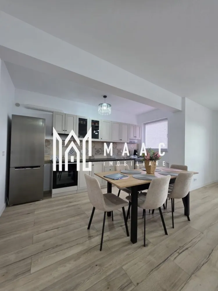 Apartament 2 camere I Decomandat I 60MPU | Balcon | Parcare | Piața Rahovei - MAAC Imobiliare vă propune spre vânzare un apartament cu 2 camere, situat în zona Piața Rahovei din Sibiu, într-un bloc nou cu lift.

Locuința este situată la etajul 7 din 10 și se vinde complet mobilată și utilată, exact ca în fotografii. Apartamentul este la prima utilizare, toate finisajele și electrocasnicele fiind noi.

Detalii apartament
Suprafață utilă: 60 mp
Etaj: 7/10
Bloc nou cu lift
Loc de parcare inclus
Compartimentare:
living cu bucătărie open-space
dormitor cu pat matrimonial
baie modernă
balcon generos cu priveliște
Dotări și beneficii
Complet mobilat și utilat
Bucătărie echipată complet:
plită electrică
cuptor
mașină de spălat vase
frigider
Living mobilat cu canapea și TV
Mașină de spălat rufe
Centrală termică proprie
Izolație exterioară – eficiență energetică și costuri reduse
Finisaje moderne și spații luminoase
Avantaje
Prima utilizare
Apartament nou
Bloc cu lift
Balcon cu vedere deschisă
Potrivit atât pentru locuit, cât și pentru investiție
Avantaje locație
Zonă foarte căutată – Piața Rahovei
Aproape de:
magazine
transport public
farmacii
școli și grădinițe
centre comerciale
Potrivit pentru

investiție (închiriere)
cuplu
locuință personală
Pentru mai multe detalii sau vizionari mentionati ID: CP3089320