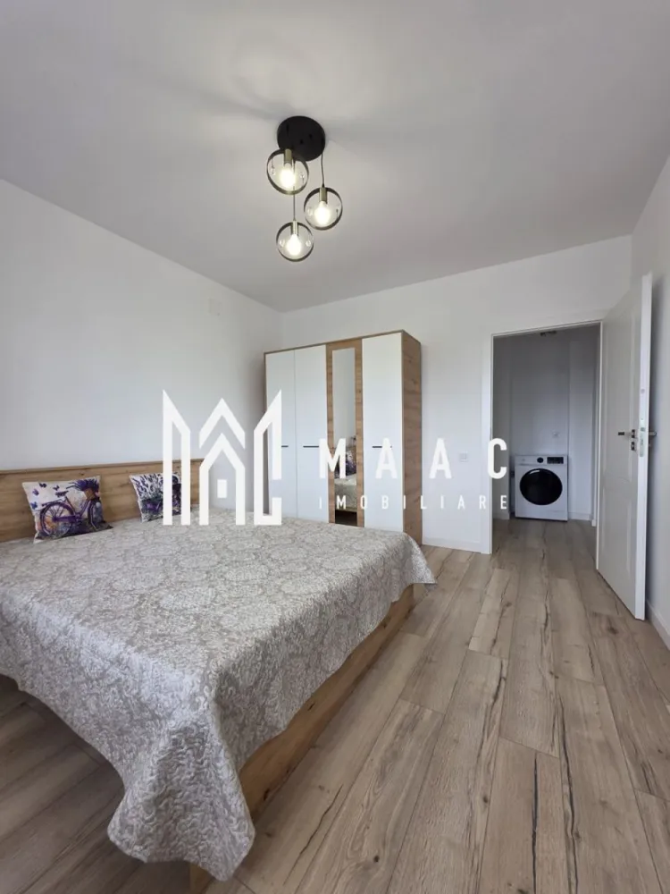 Apartament 2 camere I Decomandat I 60MPU | Balcon | Parcare | Piața Rahovei - MAAC Imobiliare vă propune spre vânzare un apartament cu 2 camere, situat în zona Piața Rahovei din Sibiu, într-un bloc nou cu lift.

Locuința este situată la etajul 7 din 10 și se vinde complet mobilată și utilată, exact ca în fotografii. Apartamentul este la prima utilizare, toate finisajele și electrocasnicele fiind noi.

Detalii apartament
Suprafață utilă: 60 mp
Etaj: 7/10
Bloc nou cu lift
Loc de parcare inclus
Compartimentare:
living cu bucătărie open-space
dormitor cu pat matrimonial
baie modernă
balcon generos cu priveliște
Dotări și beneficii
Complet mobilat și utilat
Bucătărie echipată complet:
plită electrică
cuptor
mașină de spălat vase
frigider
Living mobilat cu canapea și TV
Mașină de spălat rufe
Centrală termică proprie
Izolație exterioară – eficiență energetică și costuri reduse
Finisaje moderne și spații luminoase
Avantaje
Prima utilizare
Apartament nou
Bloc cu lift
Balcon cu vedere deschisă
Potrivit atât pentru locuit, cât și pentru investiție
Avantaje locație
Zonă foarte căutată – Piața Rahovei
Aproape de:
magazine
transport public
farmacii
școli și grădinițe
centre comerciale
Potrivit pentru

investiție (închiriere)
cuplu
locuință personală
Pentru mai multe detalii sau vizionari mentionati ID: CP3089320