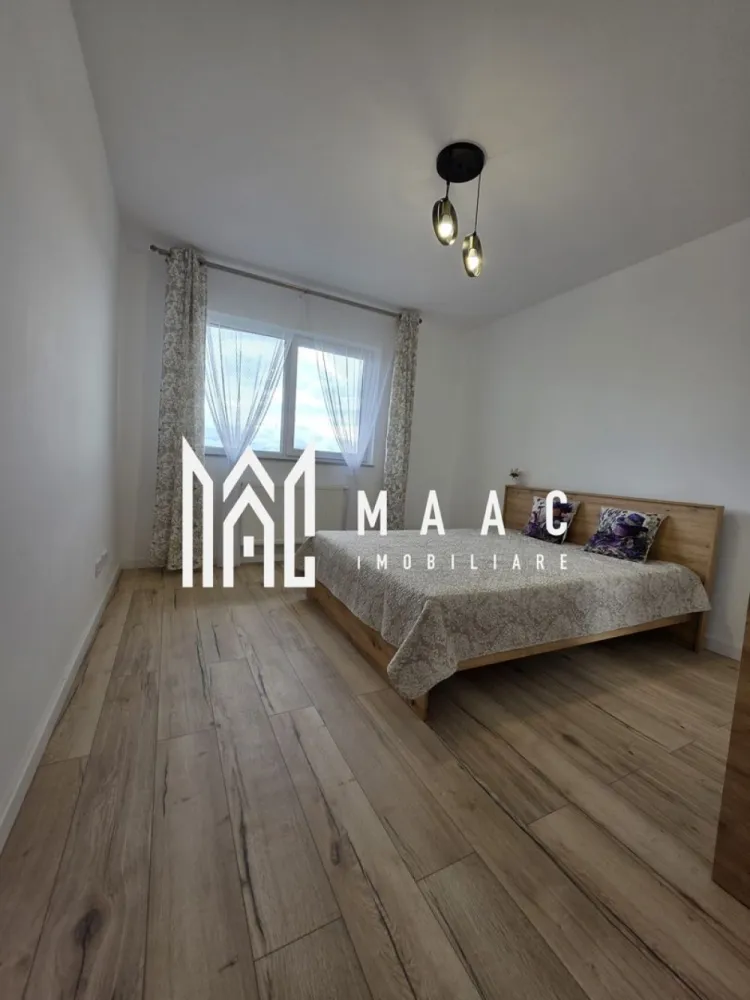 Apartament 2 camere I Decomandat I 60MPU | Balcon | Parcare | Piața Rahovei - MAAC Imobiliare vă propune spre vânzare un apartament cu 2 camere, situat în zona Piața Rahovei din Sibiu, într-un bloc nou cu lift.

Locuința este situată la etajul 7 din 10 și se vinde complet mobilată și utilată, exact ca în fotografii. Apartamentul este la prima utilizare, toate finisajele și electrocasnicele fiind noi.

Detalii apartament
Suprafață utilă: 60 mp
Etaj: 7/10
Bloc nou cu lift
Loc de parcare inclus
Compartimentare:
living cu bucătărie open-space
dormitor cu pat matrimonial
baie modernă
balcon generos cu priveliște
Dotări și beneficii
Complet mobilat și utilat
Bucătărie echipată complet:
plită electrică
cuptor
mașină de spălat vase
frigider
Living mobilat cu canapea și TV
Mașină de spălat rufe
Centrală termică proprie
Izolație exterioară – eficiență energetică și costuri reduse
Finisaje moderne și spații luminoase
Avantaje
Prima utilizare
Apartament nou
Bloc cu lift
Balcon cu vedere deschisă
Potrivit atât pentru locuit, cât și pentru investiție
Avantaje locație
Zonă foarte căutată – Piața Rahovei
Aproape de:
magazine
transport public
farmacii
școli și grădinițe
centre comerciale
Potrivit pentru

investiție (închiriere)
cuplu
locuință personală
Pentru mai multe detalii sau vizionari mentionati ID: CP3089320