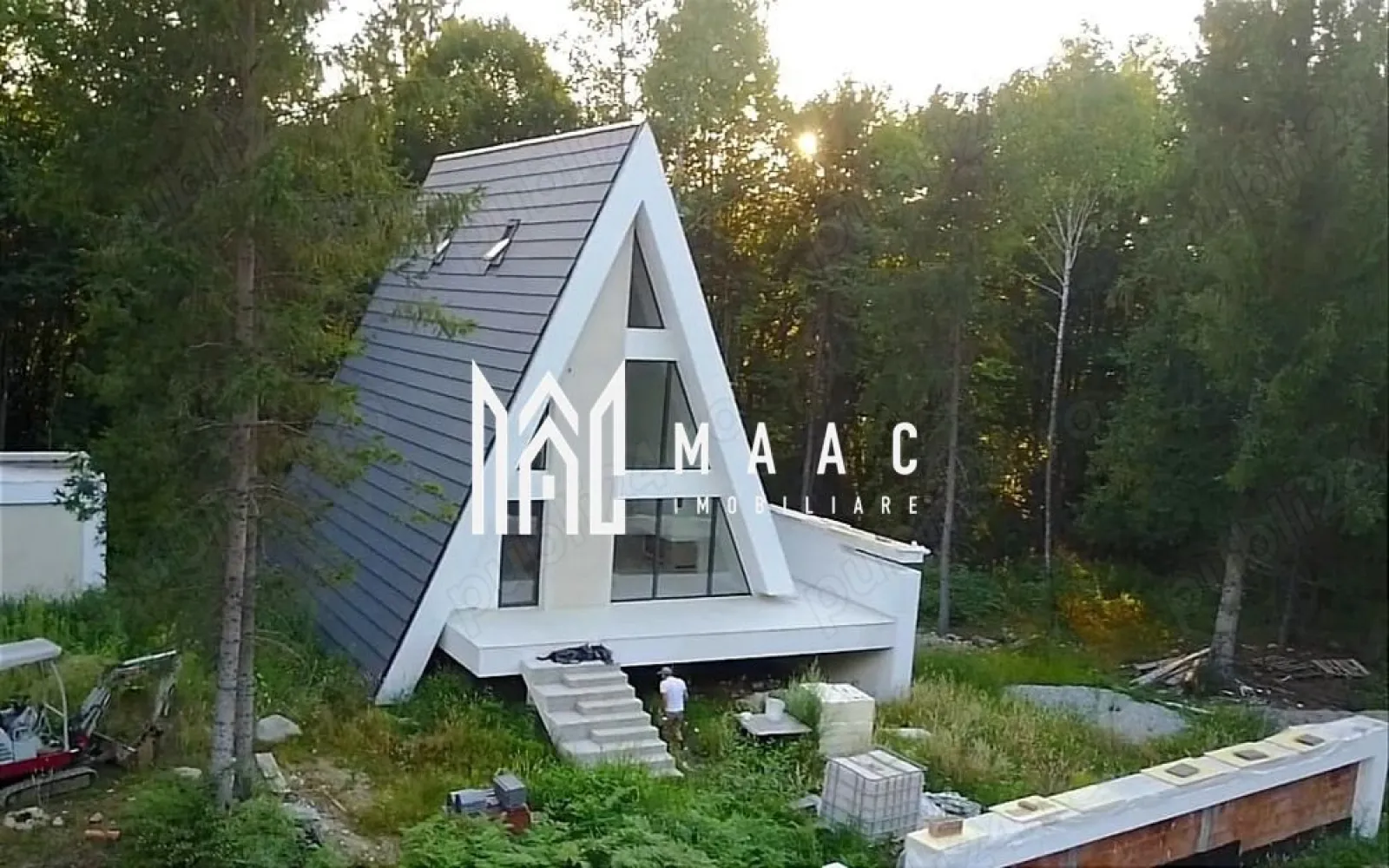 Cabană A-Frame | Porumbacu de Sus | 3 camere | 153 MPU | Castelul de Lut - MAAC Imobiliare vă propune spre vânzare o cabană premium situată în zona turistică Porumbacu de Sus, una dintre cele mai apreciate destinații din apropierea Sibiului.

Proprietatea este amplasată într-o zonă liniștită, cu priveliște spre pădure și acces rapid către principalele atracții turistice din zonă: Castelul de Lut, Povestea Calendarului și Munții Făgăraș.

Detalii proprietate
Suprafață utilă cabană: 153 mp
Suprafață teren: 1000 mp intravilan
Regim de înălțime: P+1
3 dormitoare
2 băi
Living generos de 62 mp
Terasă suspendată cu vedere către pădure
Dotări și finisaje premium
Încălzire în pardoseală
Curent trifazic
Posibilitate încălzire prin:
pompă de căldură
centrală pe lemne
centrală pe gaz
Șemineu premium
Acoperiș premium Tondach Inspira
Tâmplărie aluminiu Alumil
Scară interioară elicoidală
Materiale premium și finisaje de calitate superioară
Construcție și avantaje
Construcție suspendată pe piloni/stâlpi de ciment
Înălțime cabană: 11 m de la sol
Terasă suspendată la 4 m
Filigorie ce poate fi transformată în tiny house
Proprietate ideală pentru relaxare, locuire permanentă sau investiție turistică
Utilități
Apa urmează să fie trasă în această lună
Fosă septică existentă
Canalizarea și gazul vor putea fi racordate din anul viitor, după extinderea rețelelor în zonă
Variante de predare

Cabana poate fi predată:
la cheie – 197.000 €
la cheie premium – 205.000 €, în funcție de finisajele și preferințele clientului
Acte și situație juridică
Proprietatea urmează să fie intabulată în această lună
Documentația va fi finalizată în curând
Avantaje locație
Porumbacu de Sus – zonă turistică în dezvoltare
Aproape de:
Castelul de Lut
Povestea Calendarului
trasee montane și natură
La aproximativ 40 km de Sibiu

Pentru mai multe informații sau pentru a programa o vizionare, nu ezitați să ne contactați, specificand ID: CP3094397