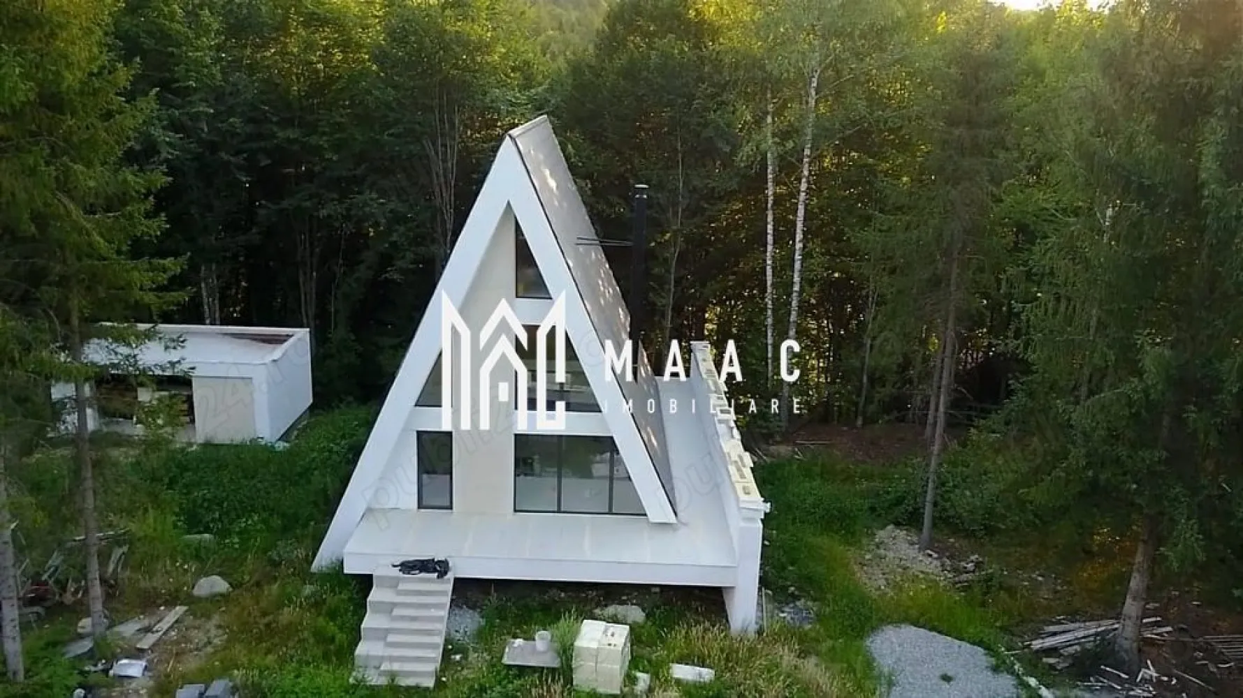 Cabană A-Frame | Porumbacu de Sus | 3 camere | 153 MPU | Castelul de Lut - MAAC Imobiliare vă propune spre vânzare o cabană premium situată în zona turistică Porumbacu de Sus, una dintre cele mai apreciate destinații din apropierea Sibiului.

Proprietatea este amplasată într-o zonă liniștită, cu priveliște spre pădure și acces rapid către principalele atracții turistice din zonă: Castelul de Lut, Povestea Calendarului și Munții Făgăraș.

Detalii proprietate
Suprafață utilă cabană: 153 mp
Suprafață teren: 1000 mp intravilan
Regim de înălțime: P+1
3 dormitoare
2 băi
Living generos de 62 mp
Terasă suspendată cu vedere către pădure
Dotări și finisaje premium
Încălzire în pardoseală
Curent trifazic
Posibilitate încălzire prin:
pompă de căldură
centrală pe lemne
centrală pe gaz
Șemineu premium
Acoperiș premium Tondach Inspira
Tâmplărie aluminiu Alumil
Scară interioară elicoidală
Materiale premium și finisaje de calitate superioară
Construcție și avantaje
Construcție suspendată pe piloni/stâlpi de ciment
Înălțime cabană: 11 m de la sol
Terasă suspendată la 4 m
Filigorie ce poate fi transformată în tiny house
Proprietate ideală pentru relaxare, locuire permanentă sau investiție turistică
Utilități
Apa urmează să fie trasă în această lună
Fosă septică existentă
Canalizarea și gazul vor putea fi racordate din anul viitor, după extinderea rețelelor în zonă
Variante de predare

Cabana poate fi predată:
la cheie – 197.000 €
la cheie premium – 205.000 €, în funcție de finisajele și preferințele clientului
Acte și situație juridică
Proprietatea urmează să fie intabulată în această lună
Documentația va fi finalizată în curând
Avantaje locație
Porumbacu de Sus – zonă turistică în dezvoltare
Aproape de:
Castelul de Lut
Povestea Calendarului
trasee montane și natură
La aproximativ 40 km de Sibiu

Pentru mai multe informații sau pentru a programa o vizionare, nu ezitați să ne contactați, specificand ID: CP3094397