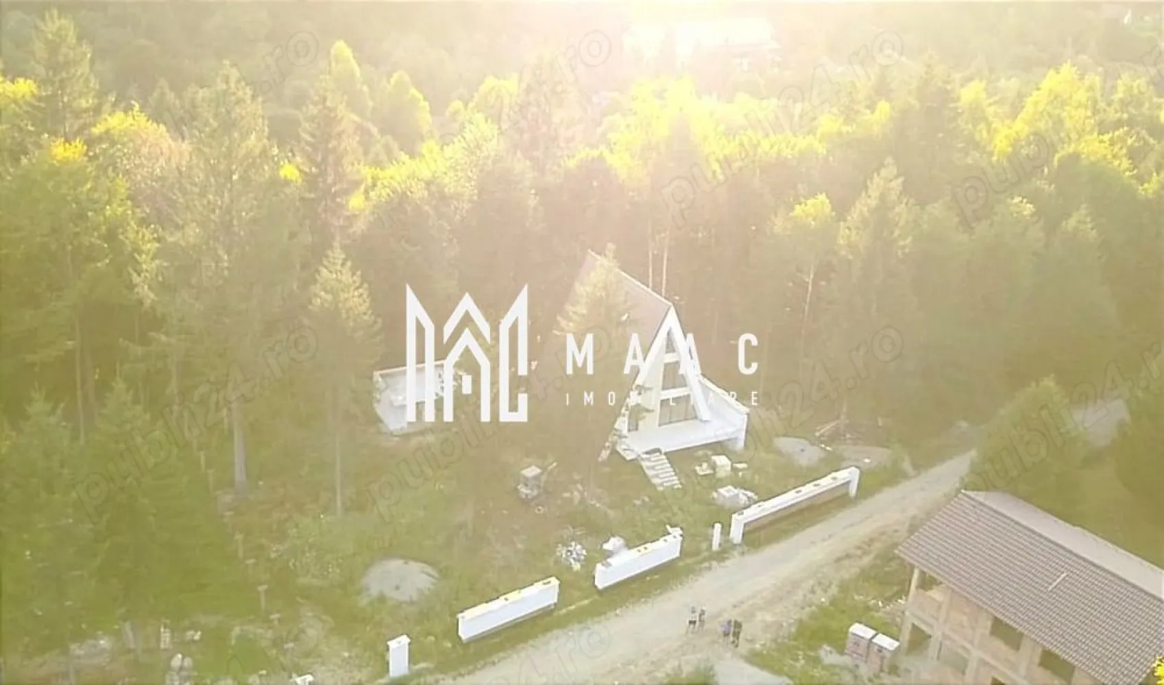 Cabană A-Frame | Porumbacu de Sus | 3 camere | 153 MPU | Castelul de Lut - MAAC Imobiliare vă propune spre vânzare o cabană premium situată în zona turistică Porumbacu de Sus, una dintre cele mai apreciate destinații din apropierea Sibiului.

Proprietatea este amplasată într-o zonă liniștită, cu priveliște spre pădure și acces rapid către principalele atracții turistice din zonă: Castelul de Lut, Povestea Calendarului și Munții Făgăraș.

Detalii proprietate
Suprafață utilă cabană: 153 mp
Suprafață teren: 1000 mp intravilan
Regim de înălțime: P+1
3 dormitoare
2 băi
Living generos de 62 mp
Terasă suspendată cu vedere către pădure
Dotări și finisaje premium
Încălzire în pardoseală
Curent trifazic
Posibilitate încălzire prin:
pompă de căldură
centrală pe lemne
centrală pe gaz
Șemineu premium
Acoperiș premium Tondach Inspira
Tâmplărie aluminiu Alumil
Scară interioară elicoidală
Materiale premium și finisaje de calitate superioară
Construcție și avantaje
Construcție suspendată pe piloni/stâlpi de ciment
Înălțime cabană: 11 m de la sol
Terasă suspendată la 4 m
Filigorie ce poate fi transformată în tiny house
Proprietate ideală pentru relaxare, locuire permanentă sau investiție turistică
Utilități
Apa urmează să fie trasă în această lună
Fosă septică existentă
Canalizarea și gazul vor putea fi racordate din anul viitor, după extinderea rețelelor în zonă
Variante de predare

Cabana poate fi predată:
la cheie – 197.000 €
la cheie premium – 205.000 €, în funcție de finisajele și preferințele clientului
Acte și situație juridică
Proprietatea urmează să fie intabulată în această lună
Documentația va fi finalizată în curând
Avantaje locație
Porumbacu de Sus – zonă turistică în dezvoltare
Aproape de:
Castelul de Lut
Povestea Calendarului
trasee montane și natură
La aproximativ 40 km de Sibiu

Pentru mai multe informații sau pentru a programa o vizionare, nu ezitați să ne contactați, specificand ID: CP3094397