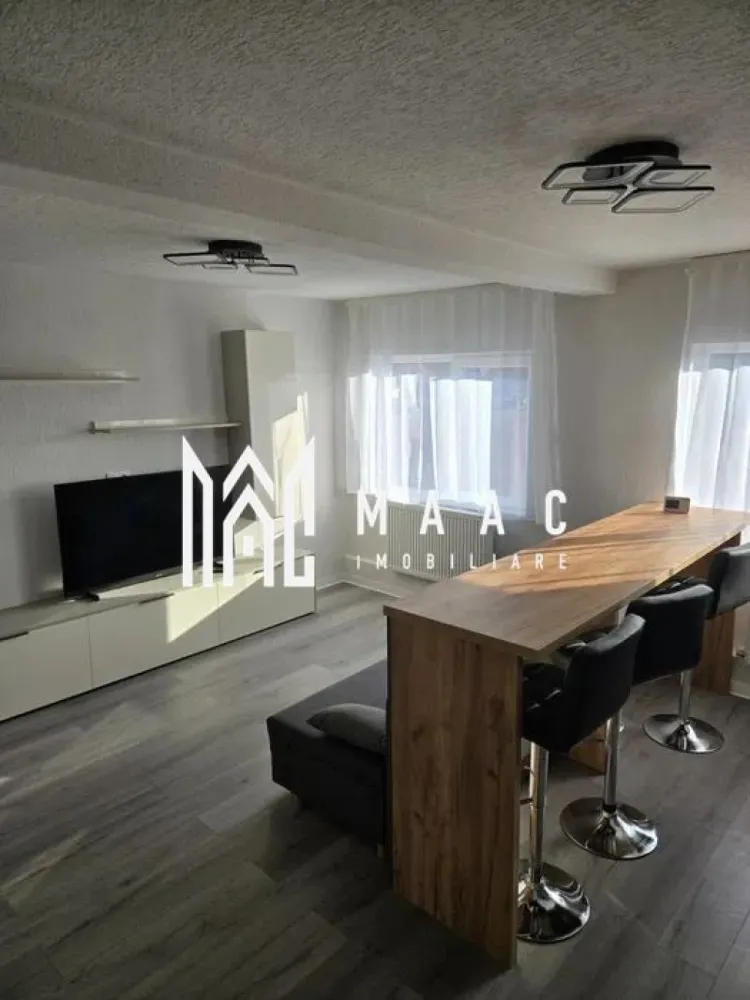 Apartament 3 camere | 2 Bai | Zona Strand - MAAC Imobiliare vă propune spre închiriere un apartament modern cu 3 camere, situat într-o zonă liniștită iar in apropiere sunt principalele puncte de interes ale orașului.

Locuința dispune de o suprafață utilă de 70 mp și este compartimentată eficient, oferind confort și funcționalitate: living spațios și luminos, două dormitoare, bucătărie complet utilată, două băi și spații generoase de depozitare.

Apartamentul este amenajat cu mobilier de calitate și beneficiază de un ambient primitor, ideal pentru o familie, un cuplu sau persoane care își doresc un spațiu elegant și practic.

Printre avantajele proprietății se numără:
• suprafață generoasă de 70 mp utili
• 3 camere decomandate
• 2 băi
• bucătărie complet mobilată și utilată
• zonă accesibilă, aproape de magazine, școli, mijloace de transport și alte puncte de interes

Pentru mai multe detalii sau pentru programarea unei vizionări, echipa MAAC Imobiliare vă stă la dispoziție.

Pentru informații suplimentare, menționează codul ID: CP3096517