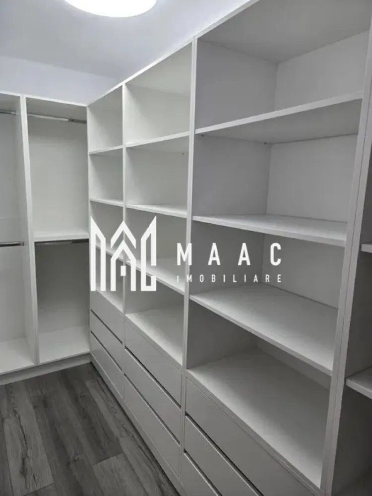 Apartament 3 camere | 2 Bai | Zona Strand - MAAC Imobiliare vă propune spre închiriere un apartament modern cu 3 camere, situat într-o zonă liniștită iar in apropiere sunt principalele puncte de interes ale orașului.

Locuința dispune de o suprafață utilă de 70 mp și este compartimentată eficient, oferind confort și funcționalitate: living spațios și luminos, două dormitoare, bucătărie complet utilată, două băi și spații generoase de depozitare.

Apartamentul este amenajat cu mobilier de calitate și beneficiază de un ambient primitor, ideal pentru o familie, un cuplu sau persoane care își doresc un spațiu elegant și practic.

Printre avantajele proprietății se numără:
• suprafață generoasă de 70 mp utili
• 3 camere decomandate
• 2 băi
• bucătărie complet mobilată și utilată
• zonă accesibilă, aproape de magazine, școli, mijloace de transport și alte puncte de interes

Pentru mai multe detalii sau pentru programarea unei vizionări, echipa MAAC Imobiliare vă stă la dispoziție.

Pentru informații suplimentare, menționează codul ID: CP3096517