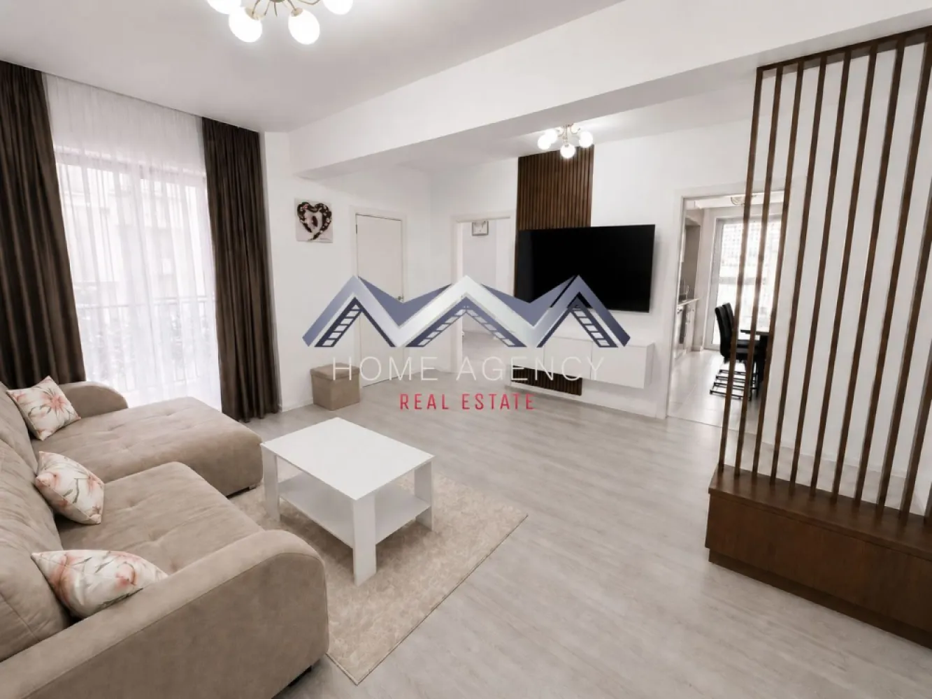 Apartament 3 camere | Otopeni central | mobilat, utilat | parcare subterană - Vă prezentăm, spre vânzare, un apartament modern cu 3 camere, situat într-un ansamblu rezidențial nou și complet finalizat, amplasat excelent în zona centrală din Otopeni – una dintre cele mai apreciate zone din Nordul Capitalei, datorită accesului rapid către București, Aeroportul Henri Coandă și zona de business Pipera.

Apartamentul se vinde mobilat și utilat (excepție TV), exact ca în fotografii, fiind pregătit pentru mutare imediată. Proprietatea este amenajată într-un stil modern, luminos și elegant, cu atenție la detalii și finisaje atent alese. 

Unul dintre marile avantaje ale acestei proprietăți este faptul că fiecare spațiu a fost valorificat la maximum, prin soluții inteligente de compartimentare, depozitare și design interior, oferind atât funcționalitate, cât și confort în viața de zi cu zi.

Locuința beneficiază de:
- living generos și luminos, cu acces către terasă;
- două dormitoare spațioase, dintre care unul cu balcon propriu;
- bucătărie închisă, complet mobilată și utilată modern;
- două băi elegante – una echipată cu cadă și una cu duș walk-in;
- spații multiple de depozitare integrate eficient;
- mobilier realizat pe comandă și 2 dressing-uri foarte încăpătoare.

Apartamentul dispune de centrală termică proprie, încălzire în pardoseală și aer condiționat, asigurând confort optim pe tot parcursul anului.

În preț, este inclus și un loc de parcare subteran, un avantaj extrem de important care oferă siguranță, confort și acces facil indiferent de sezon.

Poziționarea este excelentă, cu acces pietonal rapid către școală, grădiniță, piață, supermarketuri, restaurante, farmacii, bănci și alte facilități esențiale. În apropiere se află și viitoarea stație de metrou, iar conexiunea rapidă către DN1 facilitează deplasarea către București, Centură sau Aeroport.

Datorită locației excelente, compartimentării eficiente, faptului că se vinde complet mobilat și utilat, precum și parcării subterane incluse, această proprietate reprezintă o alegere ideală atât pentru locuință personală, cât și pentru investiție.

Pentru mai multe detalii și programarea unei vizionări, vă stăm la dispoziție!