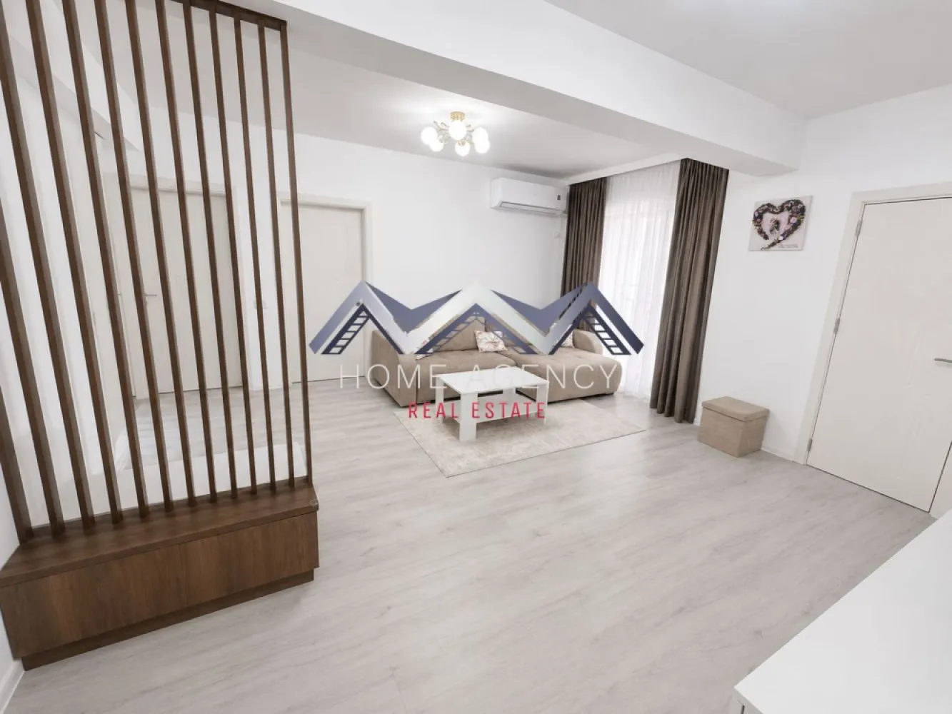 Apartament 3 camere | Otopeni central | mobilat, utilat | parcare subterană - Vă prezentăm, spre vânzare, un apartament modern cu 3 camere, situat într-un ansamblu rezidențial nou și complet finalizat, amplasat excelent în zona centrală din Otopeni – una dintre cele mai apreciate zone din Nordul Capitalei, datorită accesului rapid către București, Aeroportul Henri Coandă și zona de business Pipera.

Apartamentul se vinde mobilat și utilat (excepție TV), exact ca în fotografii, fiind pregătit pentru mutare imediată. Proprietatea este amenajată într-un stil modern, luminos și elegant, cu atenție la detalii și finisaje atent alese. 

Unul dintre marile avantaje ale acestei proprietăți este faptul că fiecare spațiu a fost valorificat la maximum, prin soluții inteligente de compartimentare, depozitare și design interior, oferind atât funcționalitate, cât și confort în viața de zi cu zi.

Locuința beneficiază de:
- living generos și luminos, cu acces către terasă;
- două dormitoare spațioase, dintre care unul cu balcon propriu;
- bucătărie închisă, complet mobilată și utilată modern;
- două băi elegante – una echipată cu cadă și una cu duș walk-in;
- spații multiple de depozitare integrate eficient;
- mobilier realizat pe comandă și 2 dressing-uri foarte încăpătoare.

Apartamentul dispune de centrală termică proprie, încălzire în pardoseală și aer condiționat, asigurând confort optim pe tot parcursul anului.

În preț, este inclus și un loc de parcare subteran, un avantaj extrem de important care oferă siguranță, confort și acces facil indiferent de sezon.

Poziționarea este excelentă, cu acces pietonal rapid către școală, grădiniță, piață, supermarketuri, restaurante, farmacii, bănci și alte facilități esențiale. În apropiere se află și viitoarea stație de metrou, iar conexiunea rapidă către DN1 facilitează deplasarea către București, Centură sau Aeroport.

Datorită locației excelente, compartimentării eficiente, faptului că se vinde complet mobilat și utilat, precum și parcării subterane incluse, această proprietate reprezintă o alegere ideală atât pentru locuință personală, cât și pentru investiție.

Pentru mai multe detalii și programarea unei vizionări, vă stăm la dispoziție!